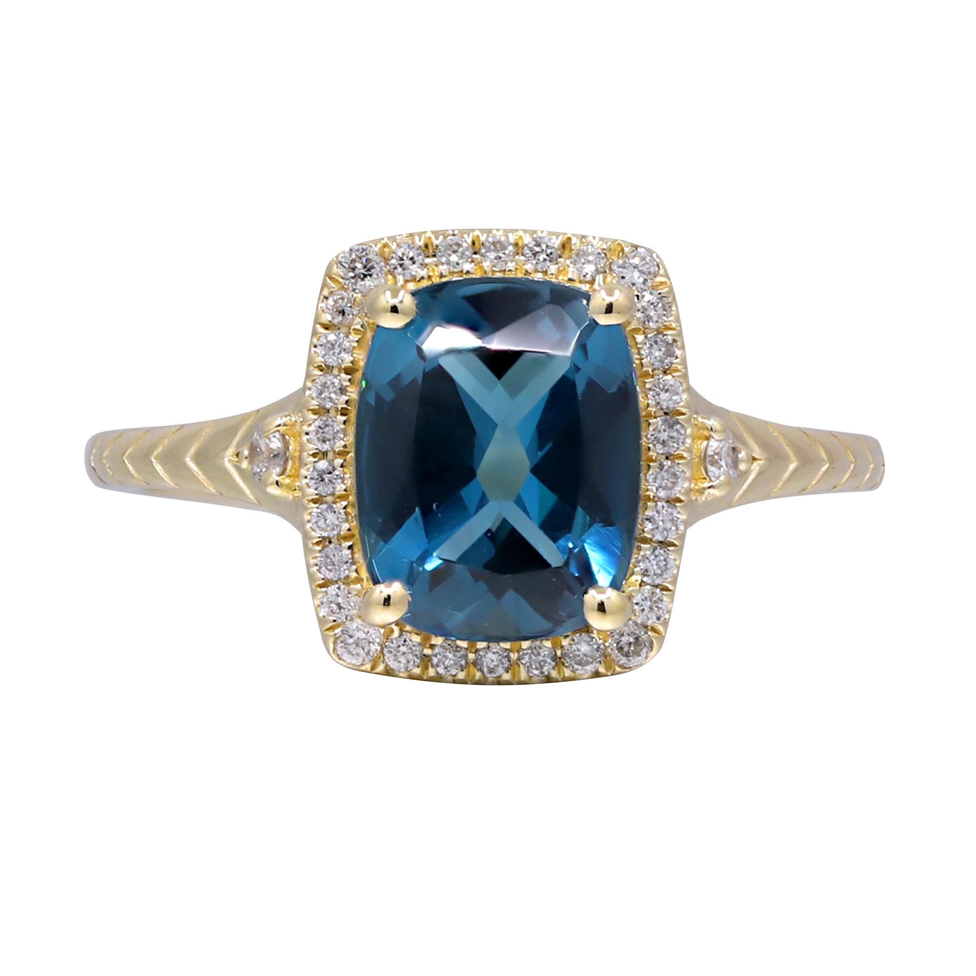 Laissez-vous séduire par la beauté captivante de cette superbe bague en or jaune 14 carats, ornée d'une topaze bleue de Londres de 2,4 carats. Le bleu riche et profond de la topaze est magnifiquement mis en valeur par l'éclat chaud de l'or jaune,
