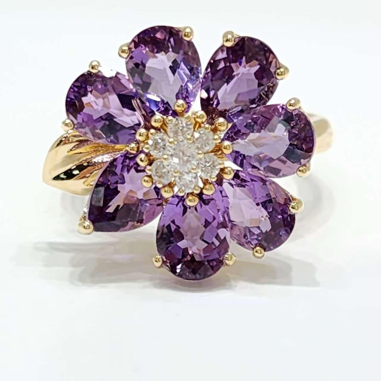 Elegant anneau en or jaune 14K à fleur d'améthyste avec diamants 
- 4.70 CT Améthyste, 0.15 CT Diamants, Taille 6.5

Ajoutez une touche d'élégance royale à votre collection avec cette superbe bague fleur d'améthyste en or jaune 14 carats. Avec six
