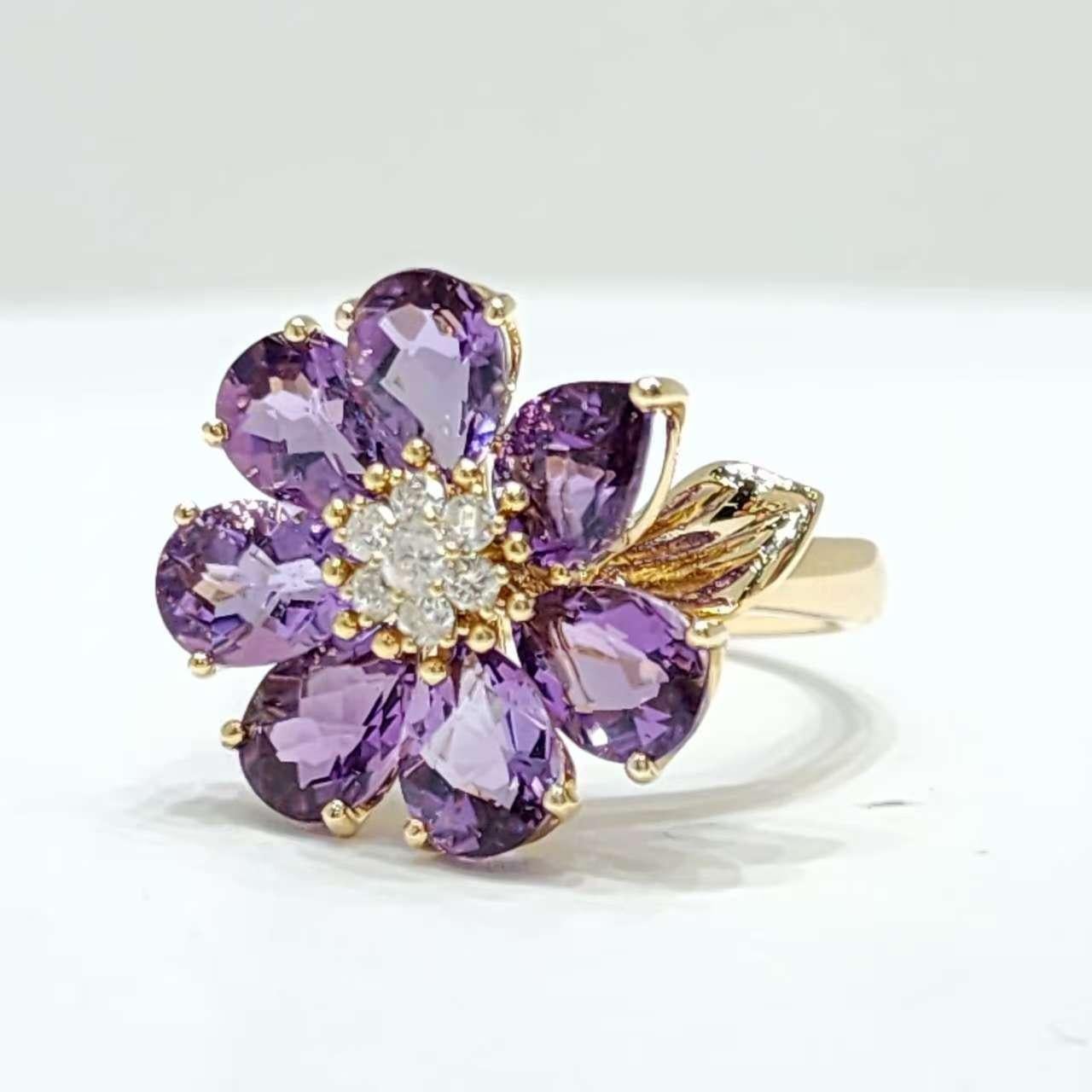 Elegant anneau en or jaune 14K à fleur d'améthyste avec diamants Neuf - En vente à Hong Kong, HK
