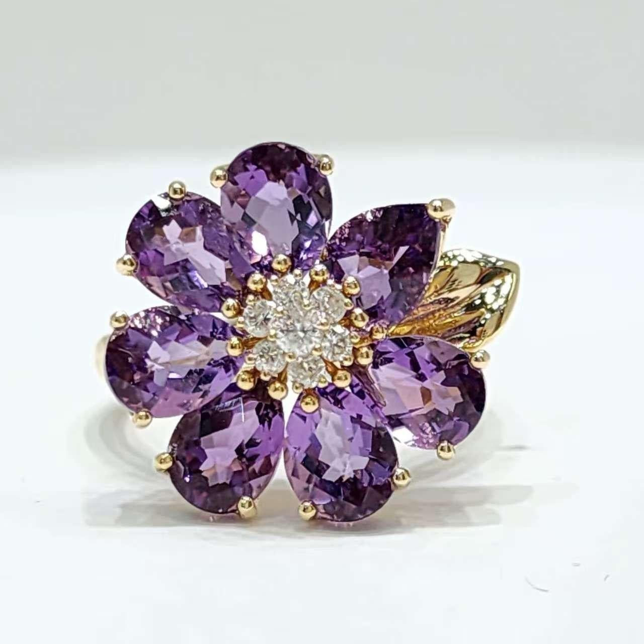 Elegant anneau en or jaune 14K à fleur d'améthyste avec diamants Pour femmes en vente