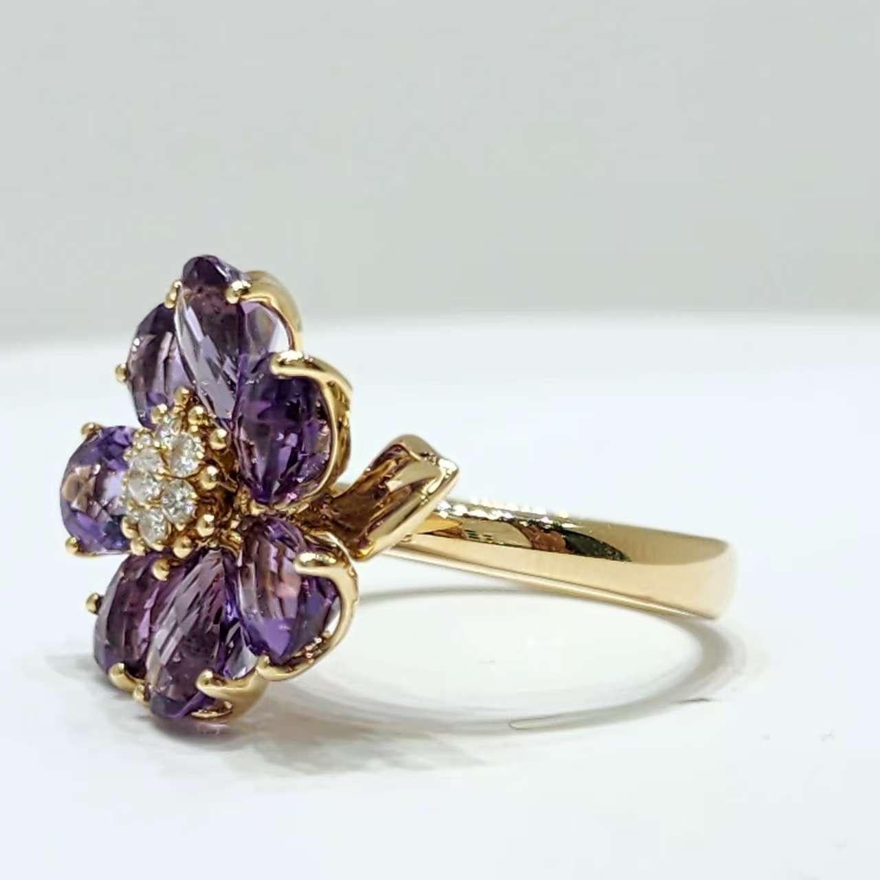 Elegant anneau en or jaune 14K à fleur d'améthyste avec diamants en vente 1