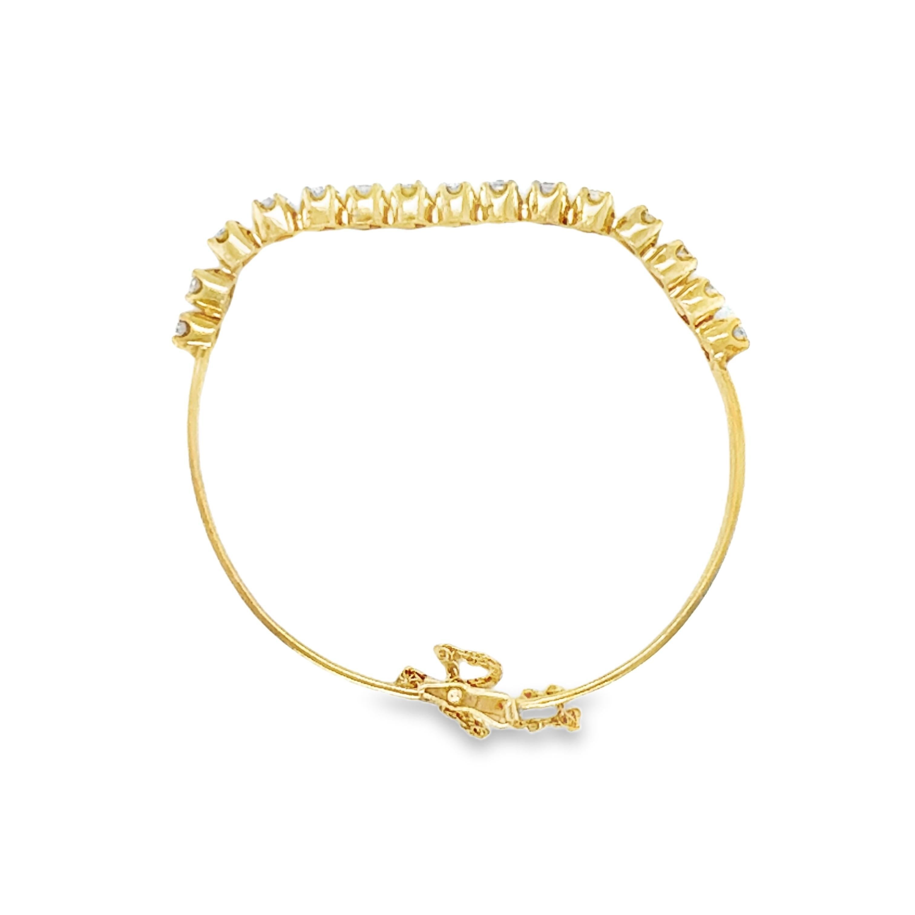 Fabriqué à la fin du XXe siècle, ce bracelet raffiné en or jaune 14 carats capture l'élégance discrète de l'époque des années 1980-1990. Une rangée saisissante de 15 diamants ronds de taille brillant, totalisant environ 1,00 carat, est sertie sur le