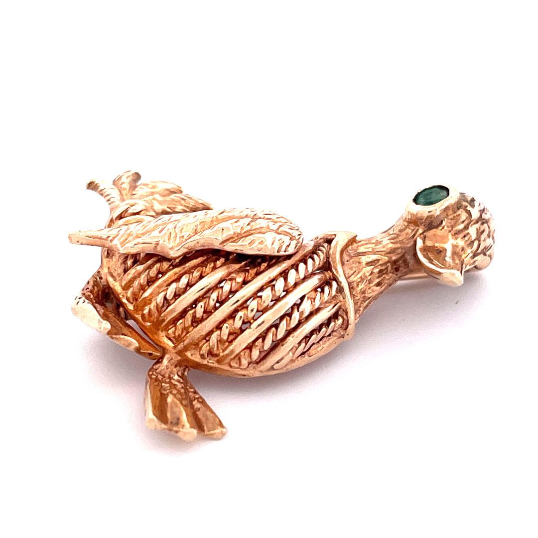Elegant 14k Yellow Gold Duck Brooch with Emerald Eyes In New Condition For Sale In New York, NY