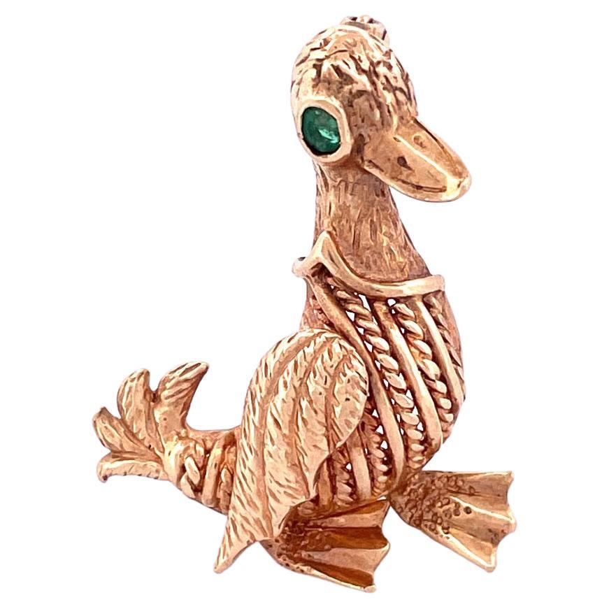 Élégante broche canard en or jaune 14 carats avec yeux d'émeraude