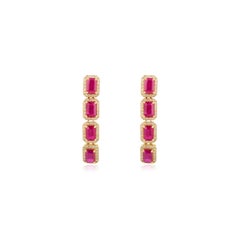 Longues boucles d'oreilles pendantes en or jaune 14k serties de rubis taillés en émeraude et de diamants