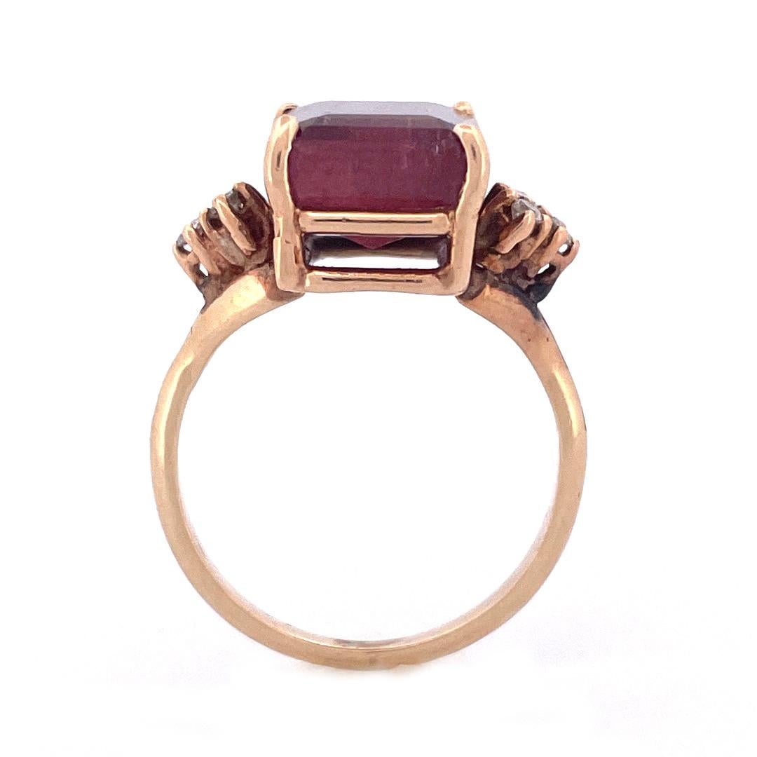 Elegant 14k Yellow Gold Garnet and Diamond Ring In New Condition In New York, NY