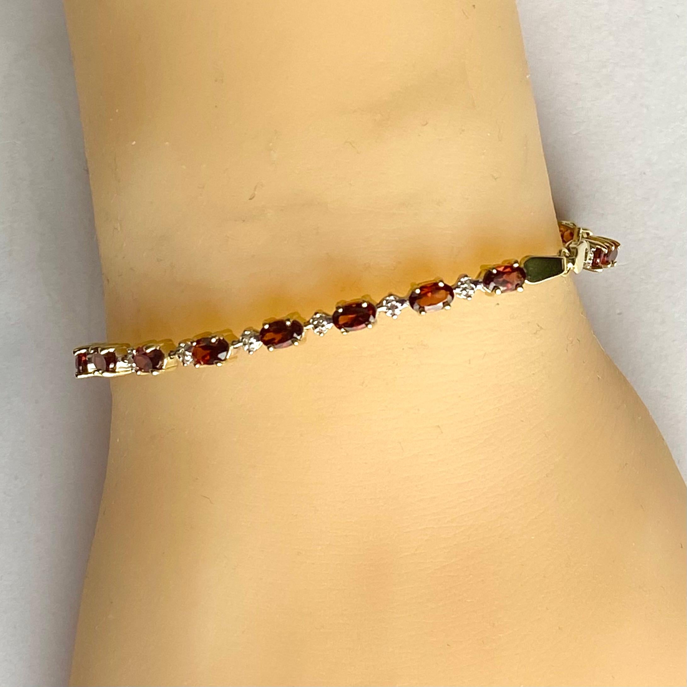 Taille ovale Élégant bracelet empilable vintage en or jaune 14 carats avec grenats et diamants en vente