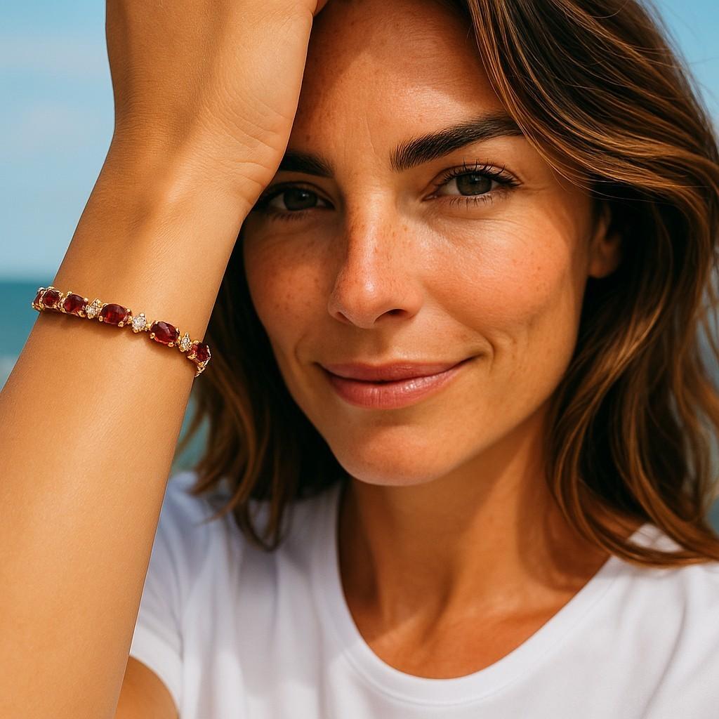 Rehaussez votre collection de bijoux avec ce superbe bracelet Vintage en or jaune 14 carats à grenat et diamants. Mesurant 7,3 pouces de long, cette pièce exquise est l'incarnation de l'élégance intemporelle mêlée aux tendances