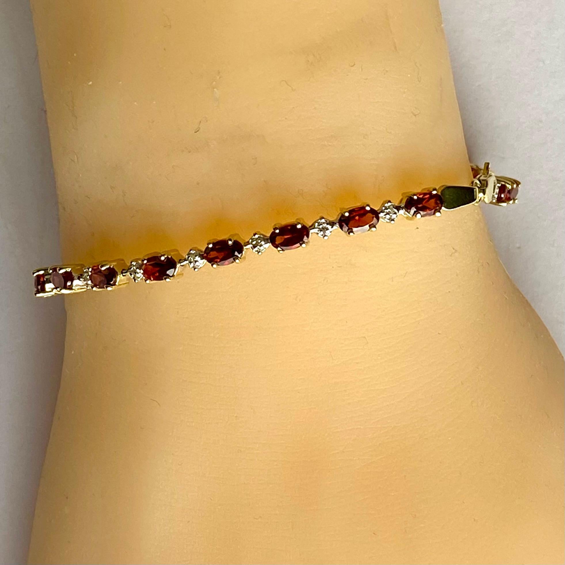 Élégant bracelet empilable vintage en or jaune 14 carats avec grenats et diamants Pour femmes en vente