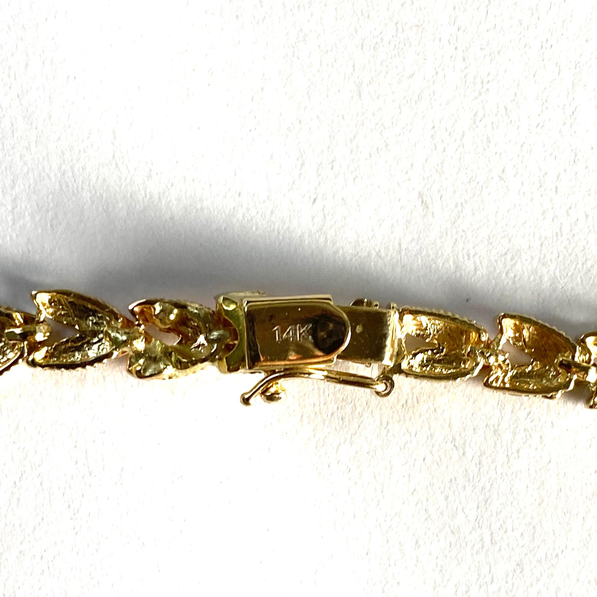Élégant bracelet empilable en or jaune 14 carats à motif de feuilles gravées aux accents réfléchissants en vente 7