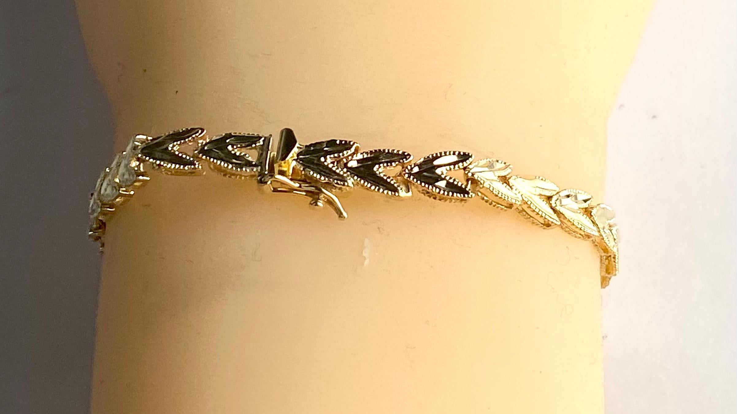 Élégant bracelet empilable en or jaune 14 carats à motif de feuilles gravées aux accents réfléchissants Bon état - En vente à New York, NY