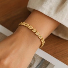 Stapelbares Armband aus 14 Karat Gelbgold mit Blattmotiv und geätzten reflektierenden Akzenten