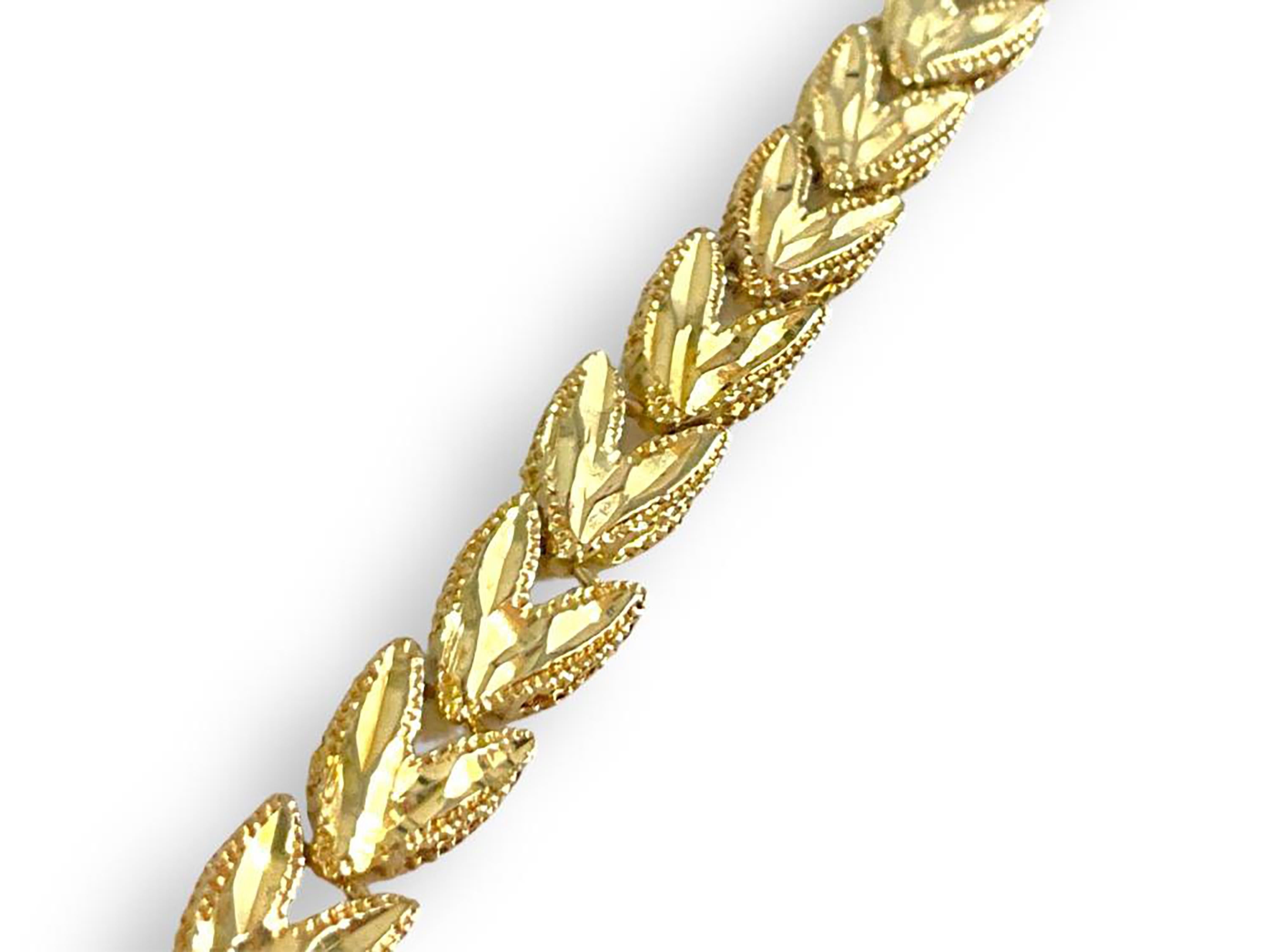 Élégant bracelet empilable en or jaune 14 carats à motif de feuilles gravées aux accents réfléchissants Unisexe en vente