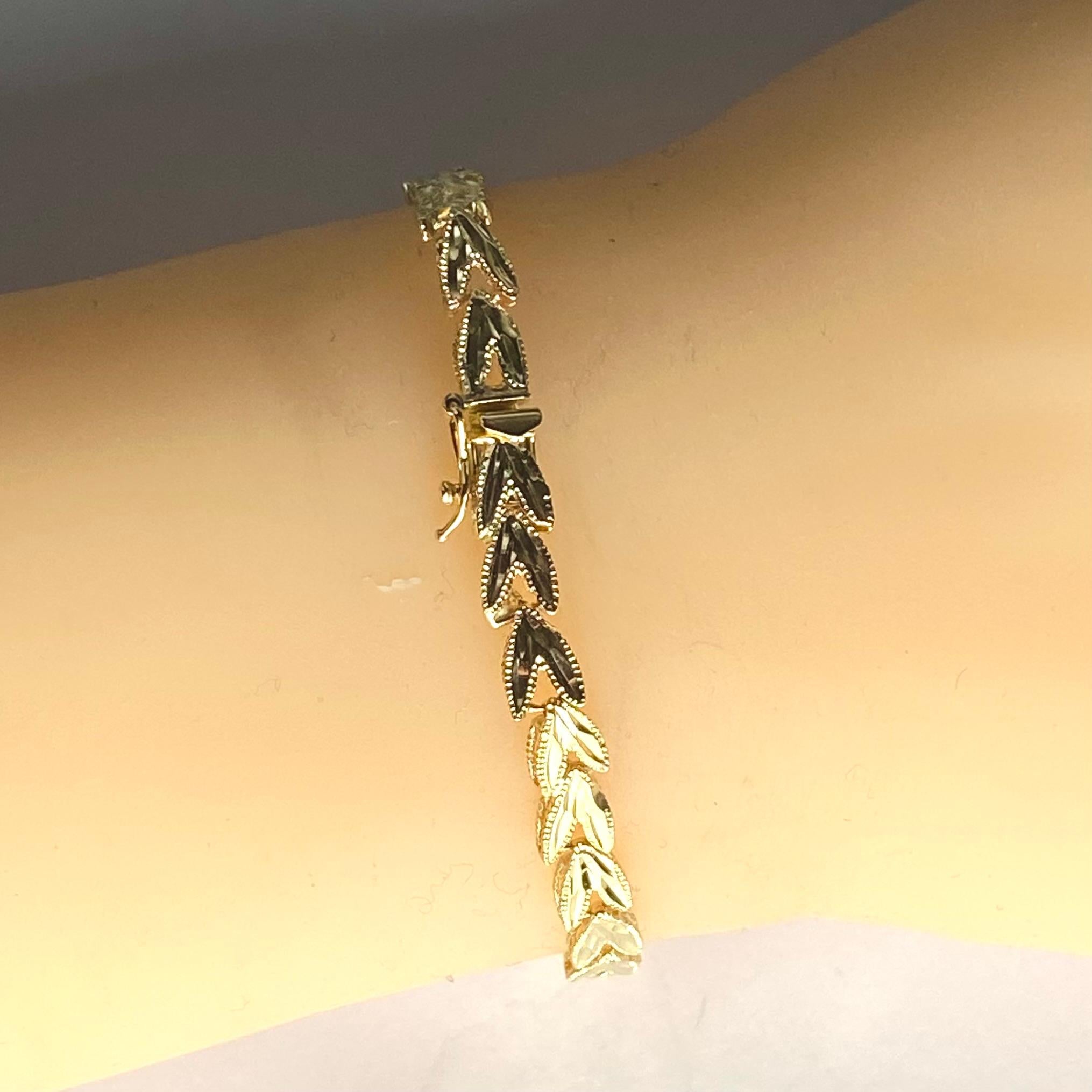 Élégant bracelet empilable en or jaune 14 carats à motif de feuilles gravées aux accents réfléchissants en vente 1