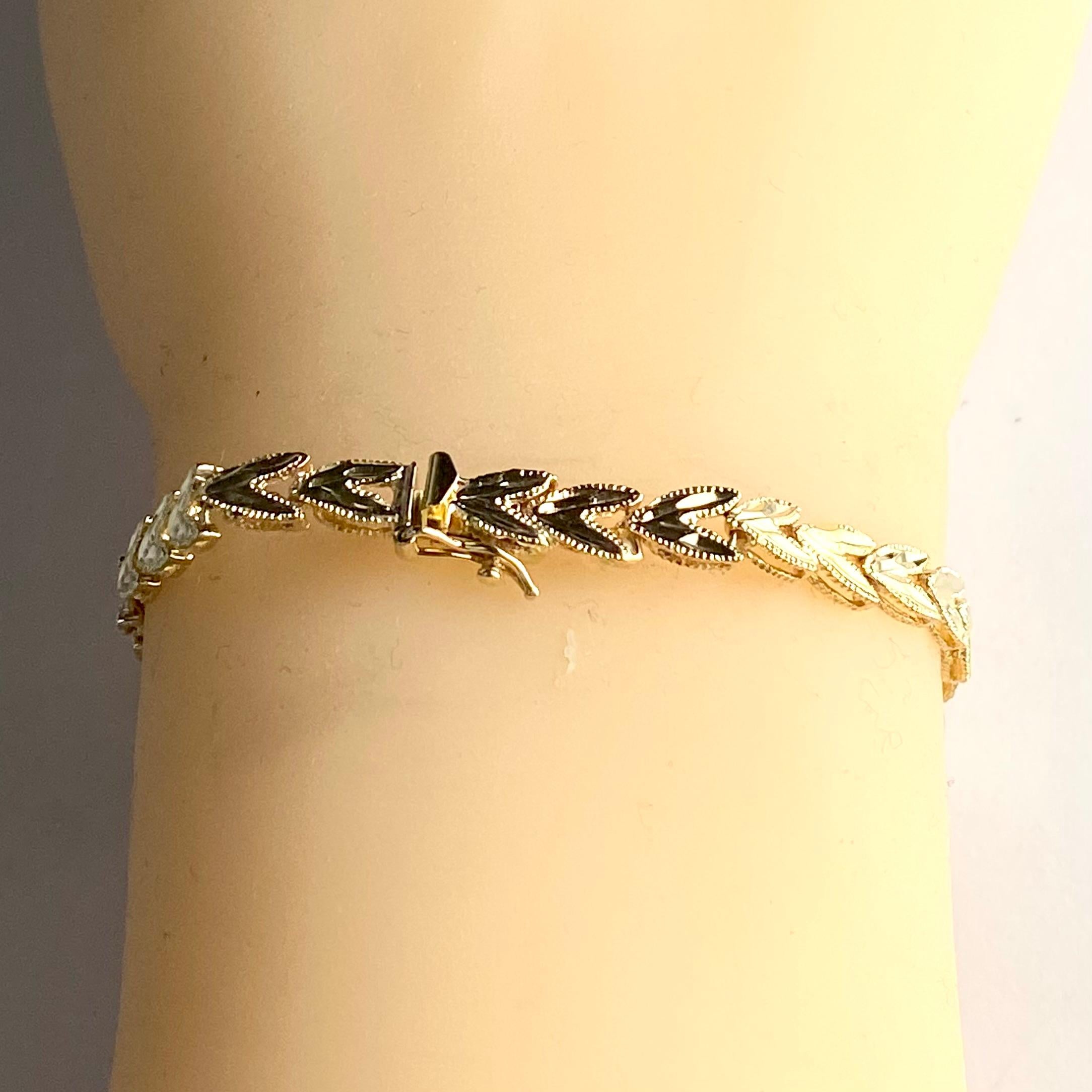 Élégant bracelet empilable en or jaune 14 carats à motif de feuilles gravées aux accents réfléchissants en vente 3
