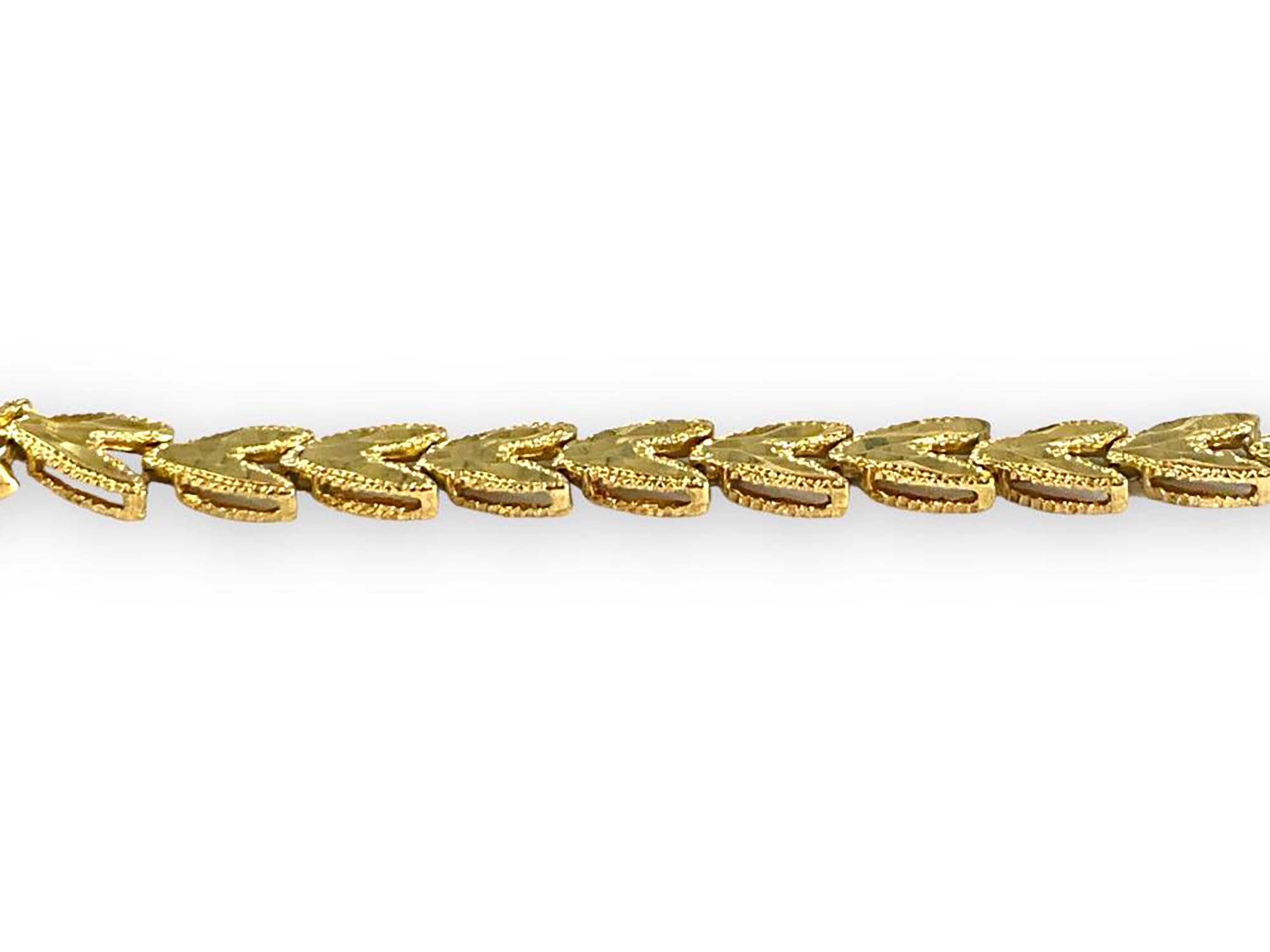 Élégant bracelet empilable en or jaune 14 carats à motif de feuilles gravées aux accents réfléchissants en vente 4
