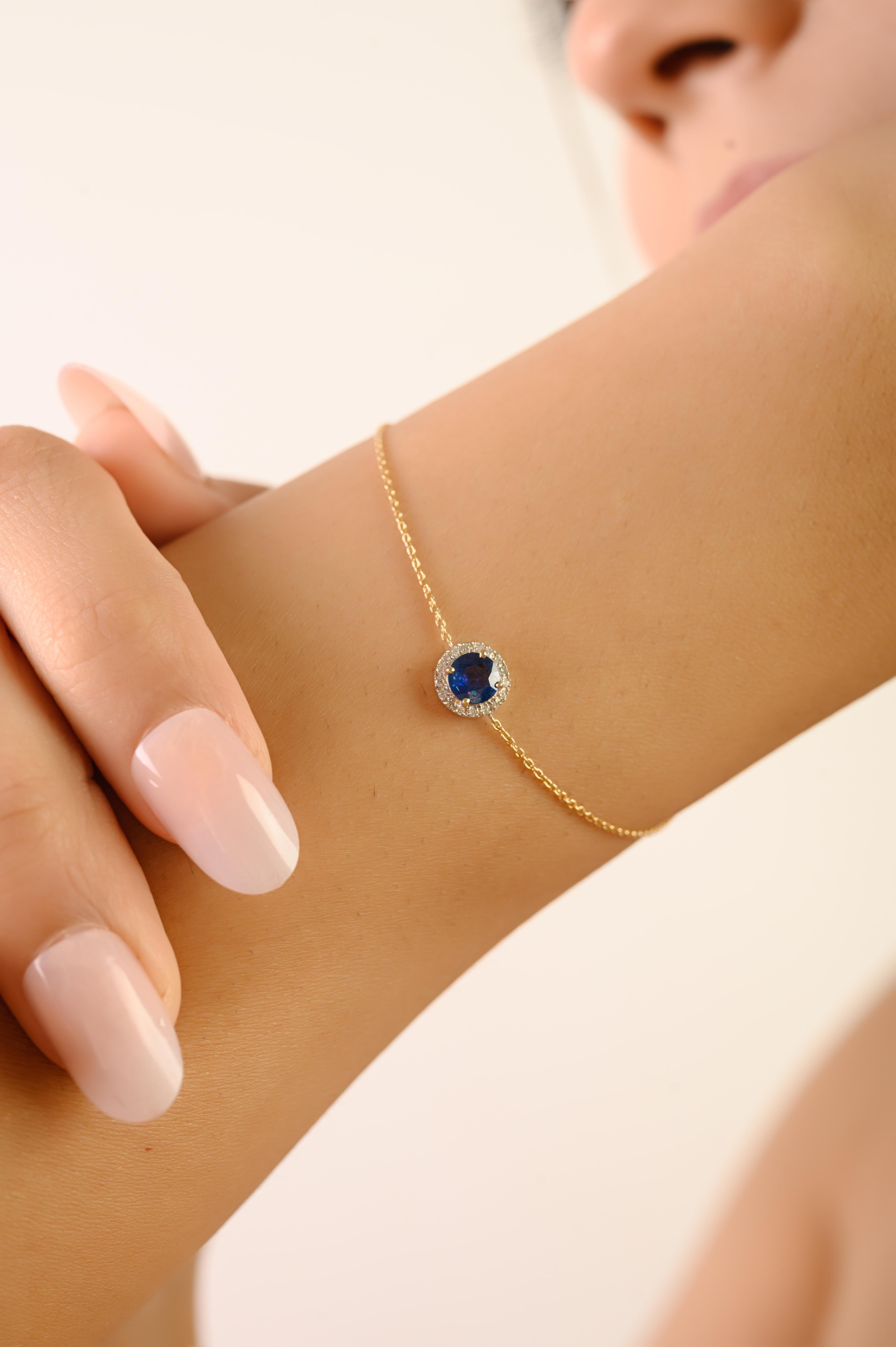 Ce bracelet présente un saphir bleu de taille ovale de 0,46 ct, joliment entouré d'un halo de diamants ronds de taille brillante totalisant 0,05 ct. Les pierres, serties en or jaune 14 carats, sont solidement placées dans une monture classique à