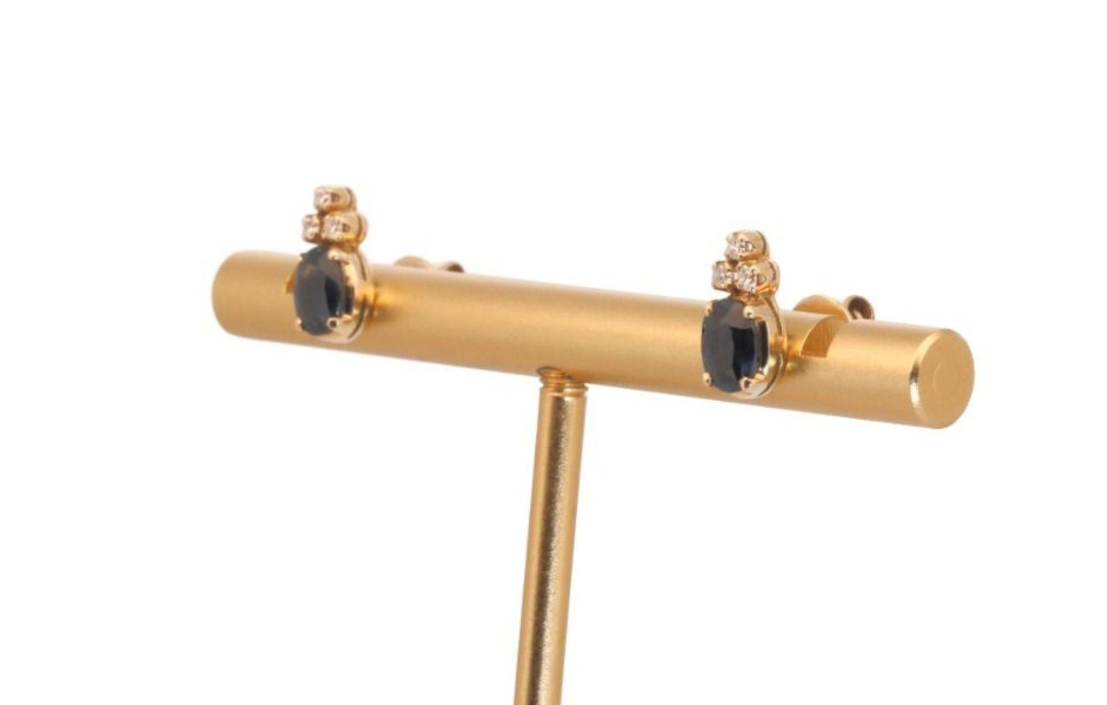 Elegantes Paar Ohrstecker aus 14 Karat Gelbgold mit 1,46 Karat natürlichem Saphir und Di im Zustand „Neu“ in רמת גן, IL