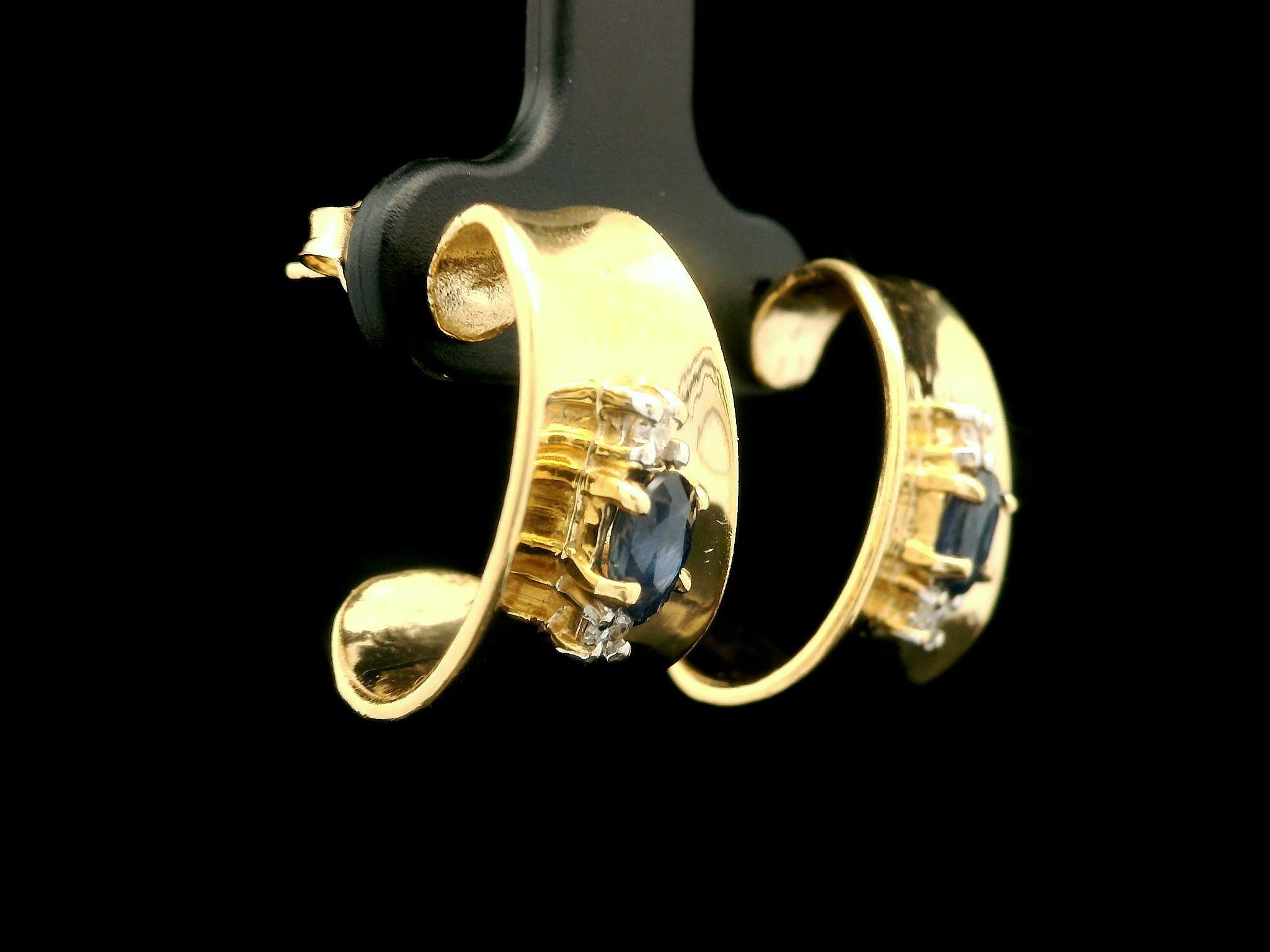 Taglio ovale Eleganza degli orecchini da polso in oro giallo 14k con zaffiro e diamante lucidato in vendita