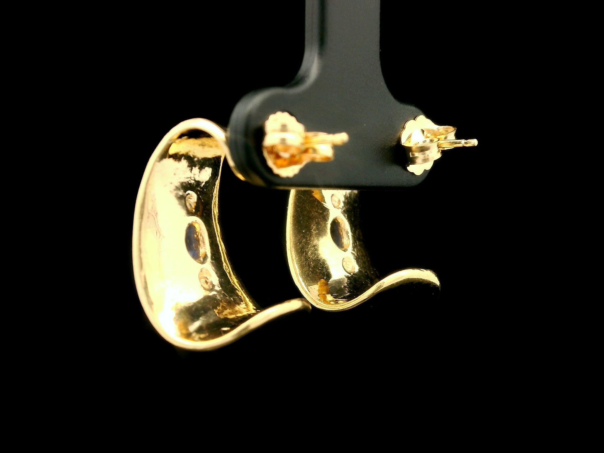 Donna Eleganza degli orecchini da polso in oro giallo 14k con zaffiro e diamante lucidato in vendita