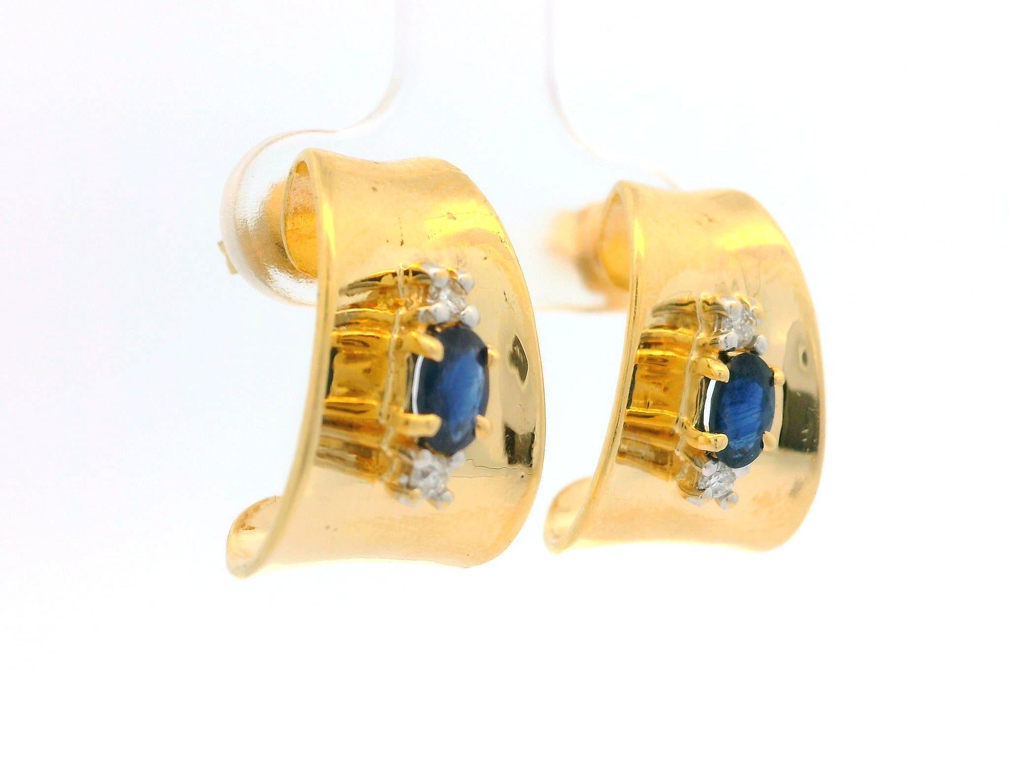 Eleganza degli orecchini da polso in oro giallo 14k con zaffiro e diamante lucidato in vendita 1