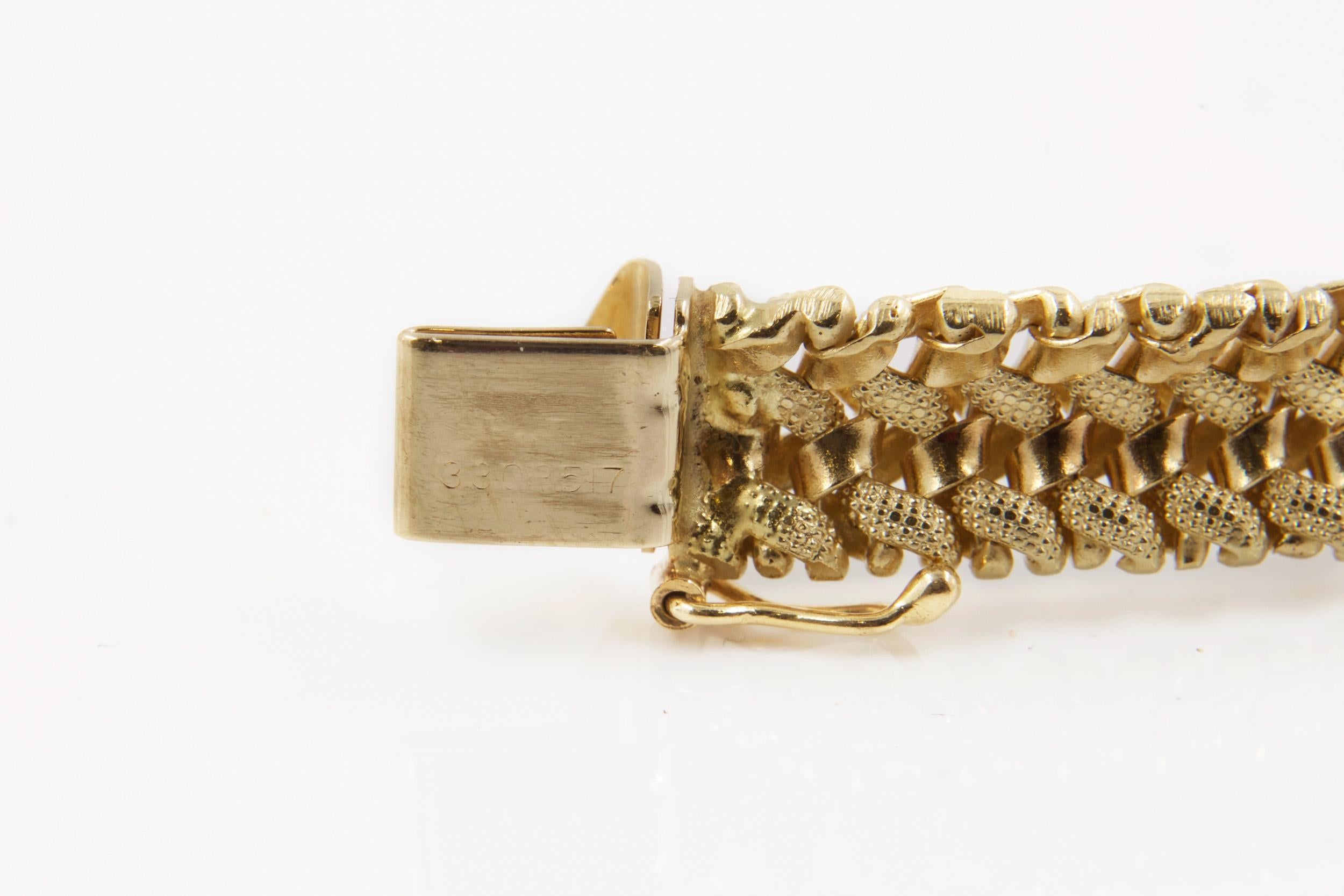 Bracelet élégant en or jaune 14 carats tissé de 18,42 cm par POM, vers les  années 1960 - En vente sur 1stDibs