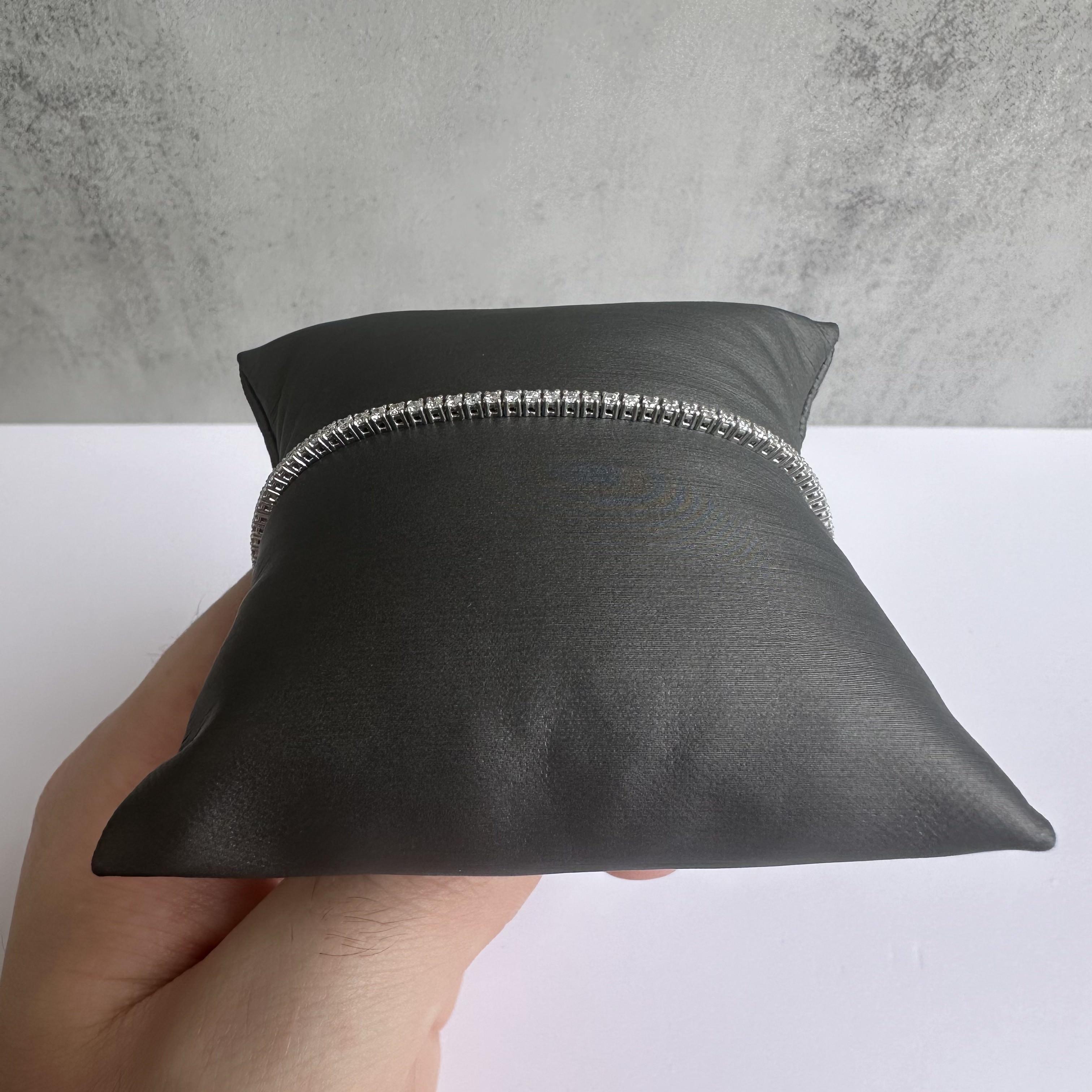 Erweitern Sie Ihre Schmucksammlung mit diesem eleganten Diamant-Tennisarmband aus 14kt Weißgold mit 1,71 Karat runden GH SI-Diamanten aus der Natur. Dieses Armband verbindet klassische Raffinesse mit modernem Luxus und ist ideal, um jedem Outfit