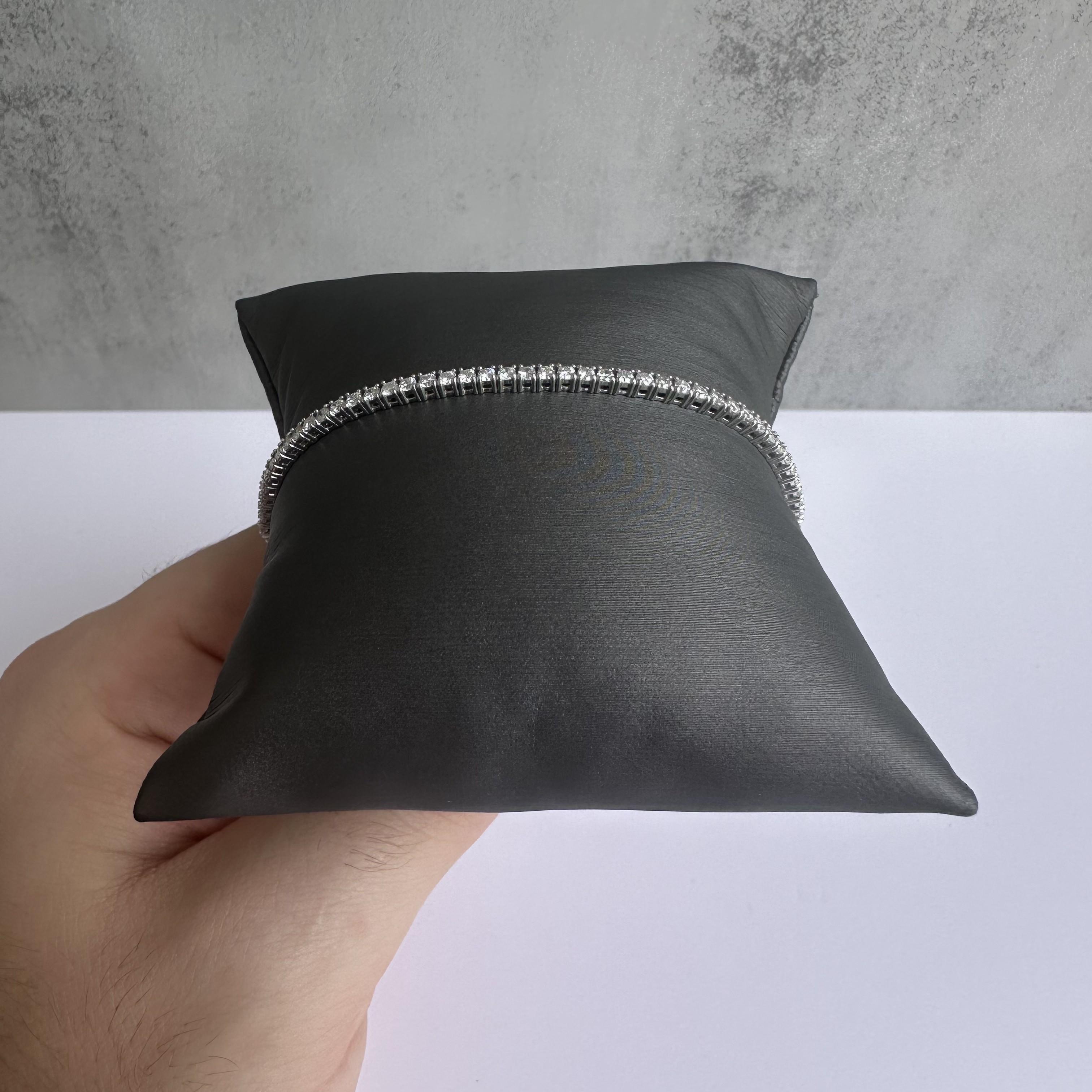 Mejora tu colección de joyas con esta elegante Pulsera de Tenis de Diamantes de Oro Blanco de 14 quilates, con 2,52 quilates de diamantes redondos HI SI2-I1 totalmente naturales y limpios a la vista. Esta pulsera combina la sofisticación clásica con