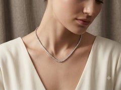 Élégant collier « tennis » en or blanc 14 carats, orné de diamants taille ronde totalisant 26,78 carats