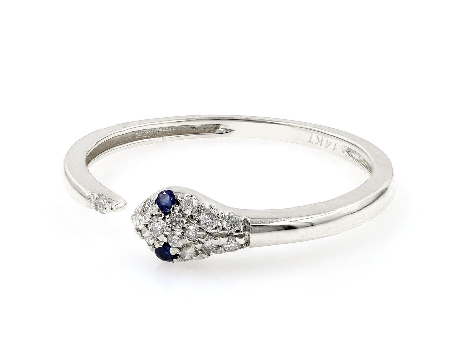 Taglio rotondo Eleganza dell'anello con design a serpente in oro bianco 14KT con diamanti e zaffiro blu in vendita