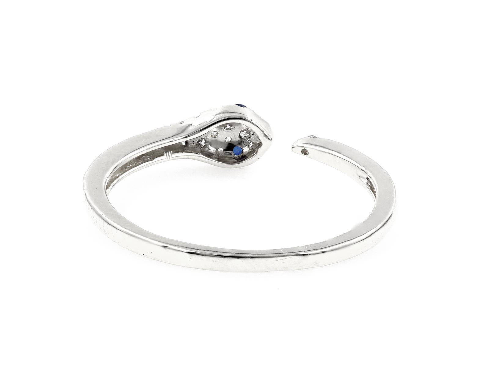 Donna Eleganza dell'anello con design a serpente in oro bianco 14KT con diamanti e zaffiro blu in vendita