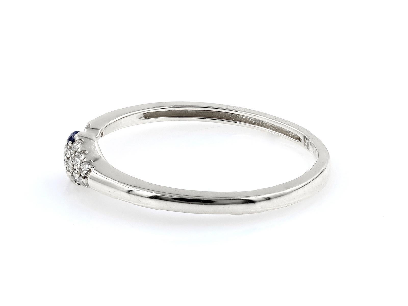 Eleganza dell'anello con design a serpente in oro bianco 14KT con diamanti e zaffiro blu in vendita 1