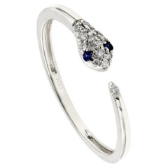 Elegante bague en or blanc 14KT à motif de serpent avec diamants et saphir bleu