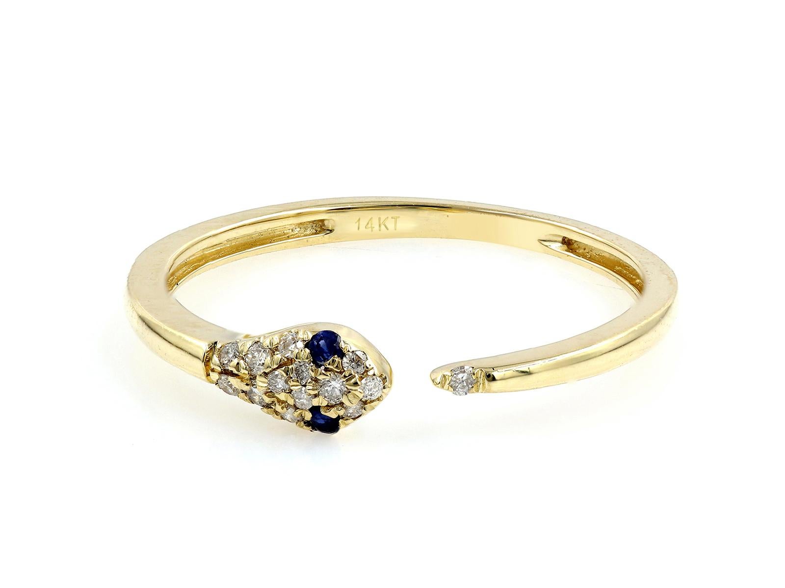 Cette magnifique bague en or jaune 14KT présente un design unique inspiré du serpent, avec 14 diamants brillants de taille ronde et deux saphirs bleus exquis, ajoutant une touche luxueuse et raffinée. Les diamants, d'un total de 0,09 carat, sont