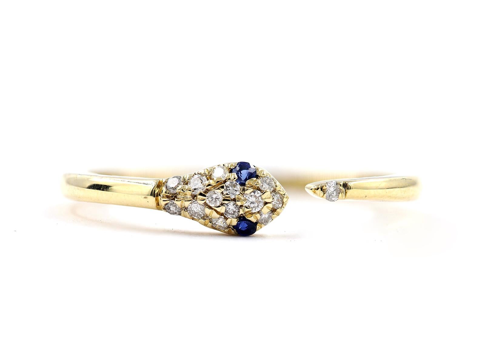 Elegante bague en or jaune 14KT à motif de serpent avec diamants et saphir bleu Neuf - En vente à Antwerp, BE