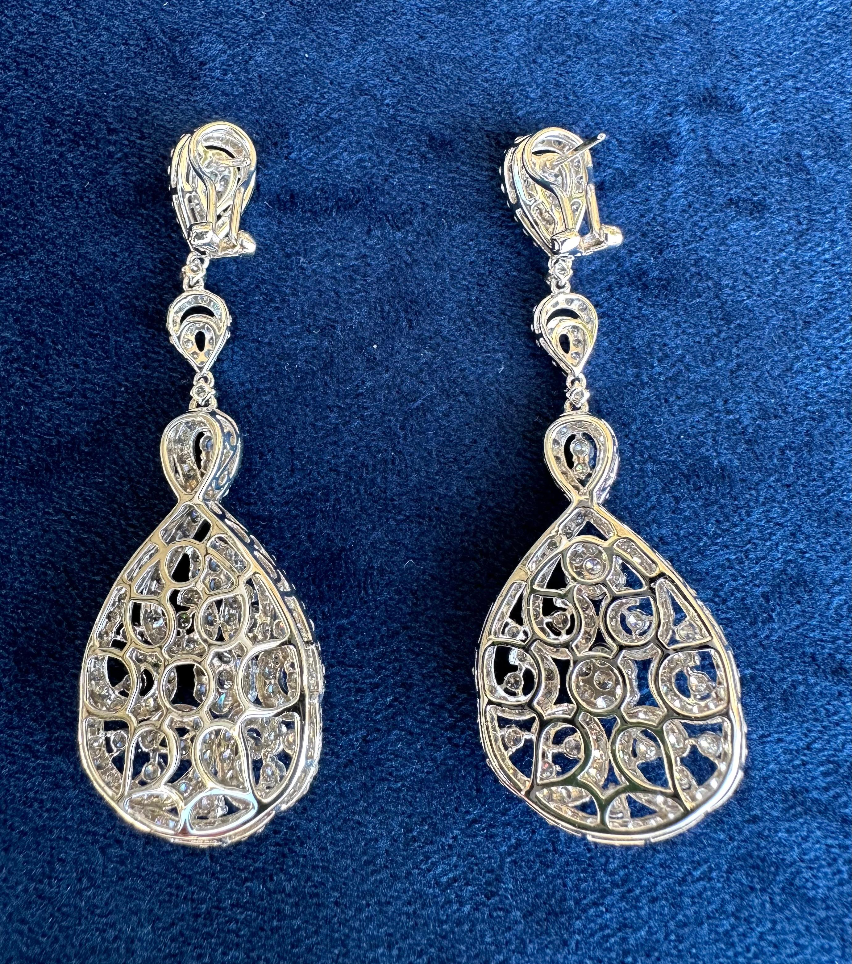  Elegante birnenförmige Cluster-Tropfen-Ohrringe aus 18 Karat Weißgold mit 15 Karat Diamanten (Kunsthandwerker*in) im Angebot