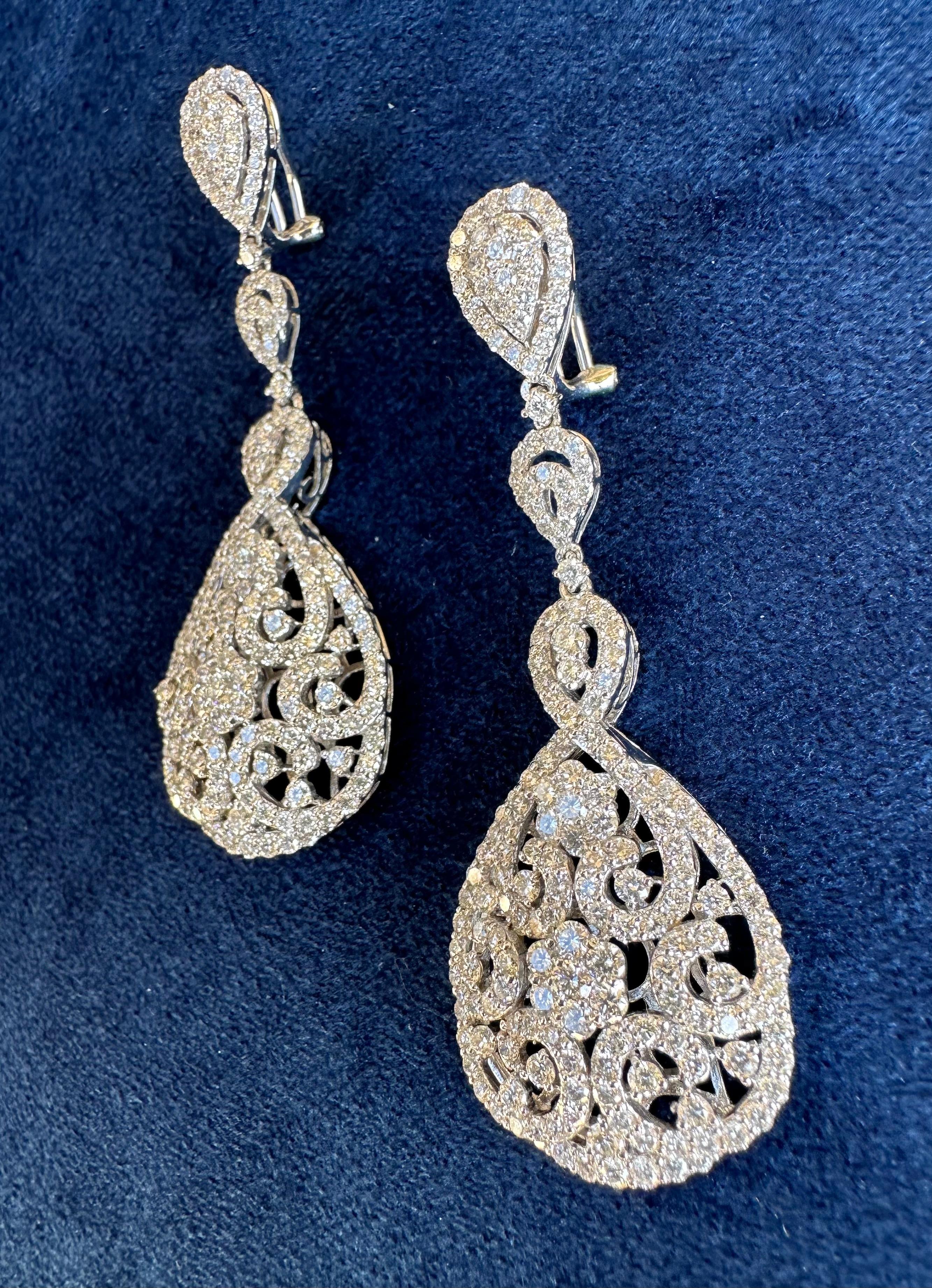  Elegante birnenförmige Cluster-Tropfen-Ohrringe aus 18 Karat Weißgold mit 15 Karat Diamanten (Ovalschliff) im Angebot