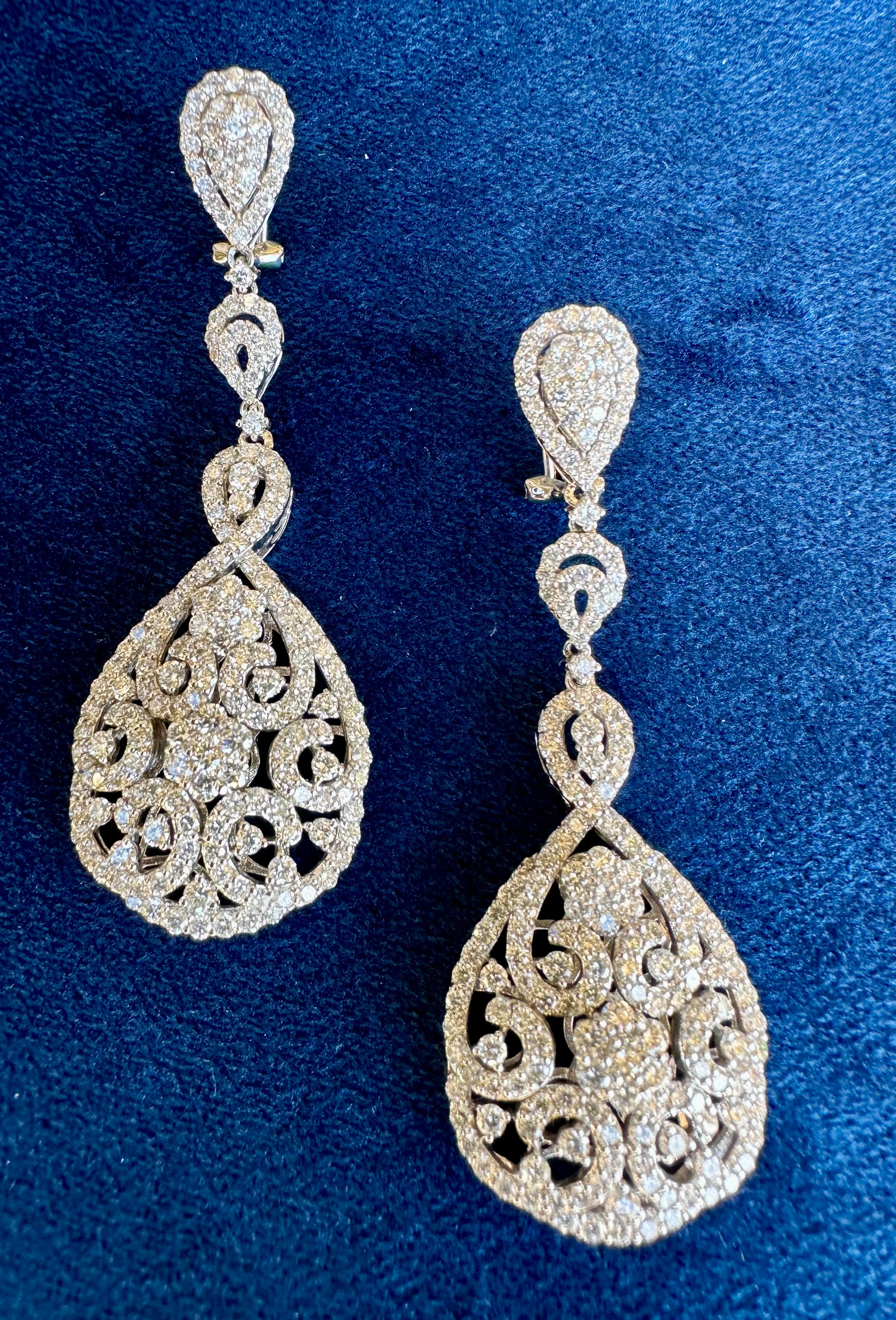  Elegante birnenförmige Cluster-Tropfen-Ohrringe aus 18 Karat Weißgold mit 15 Karat Diamanten im Zustand „Hervorragend“ im Angebot in Tustin, CA