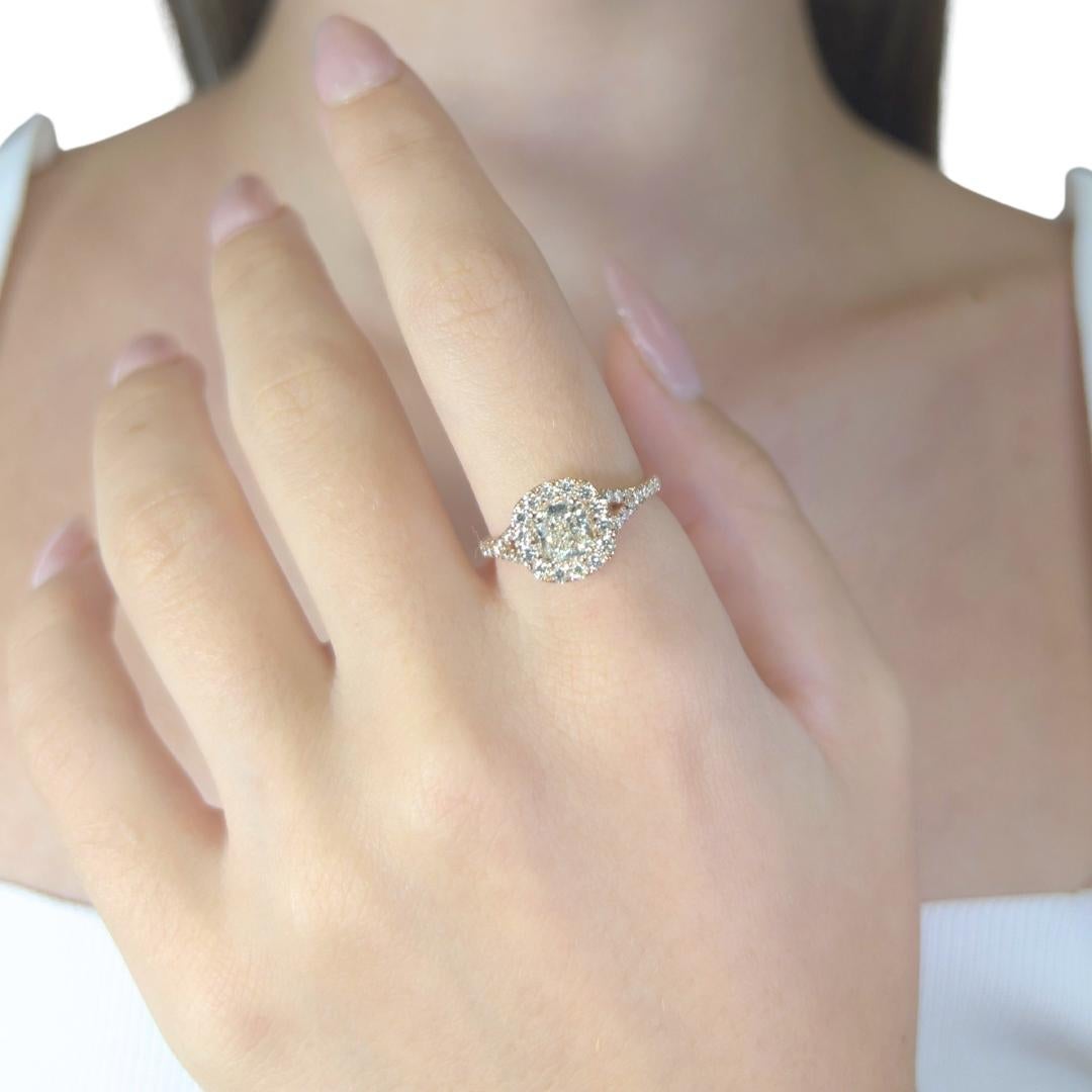 Luminous 1,50ct Diamanten Halo Ring in 18k Rose Gold - IGI zertifiziert

Zelebrieren Sie Liebe und Luxus mit diesem atemberaubenden 1,50-karätigen Halo-Diamantring aus warmem 18 Karat Roségold. In seiner Mitte liegt ein glänzender Diamant im
