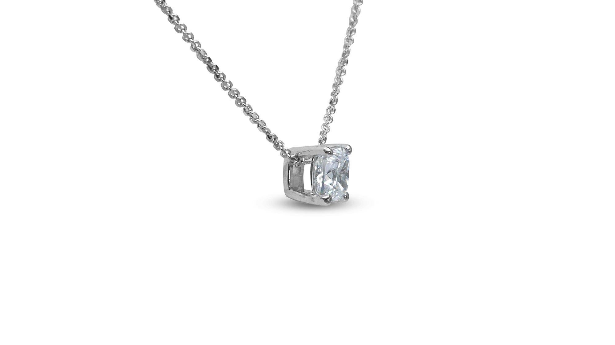 Elegante 1,51ct Cushion Diamond Solitaire Halskette in 18k Weißgold - GIA zertifiziert

Diese atemberaubende Solitär-Diamantkette aus feinstem 18-karätigem Weißgold ist ein wahres Schmuckstück mit Raffinesse. Das Herzstück ist ein prächtiger Diamant