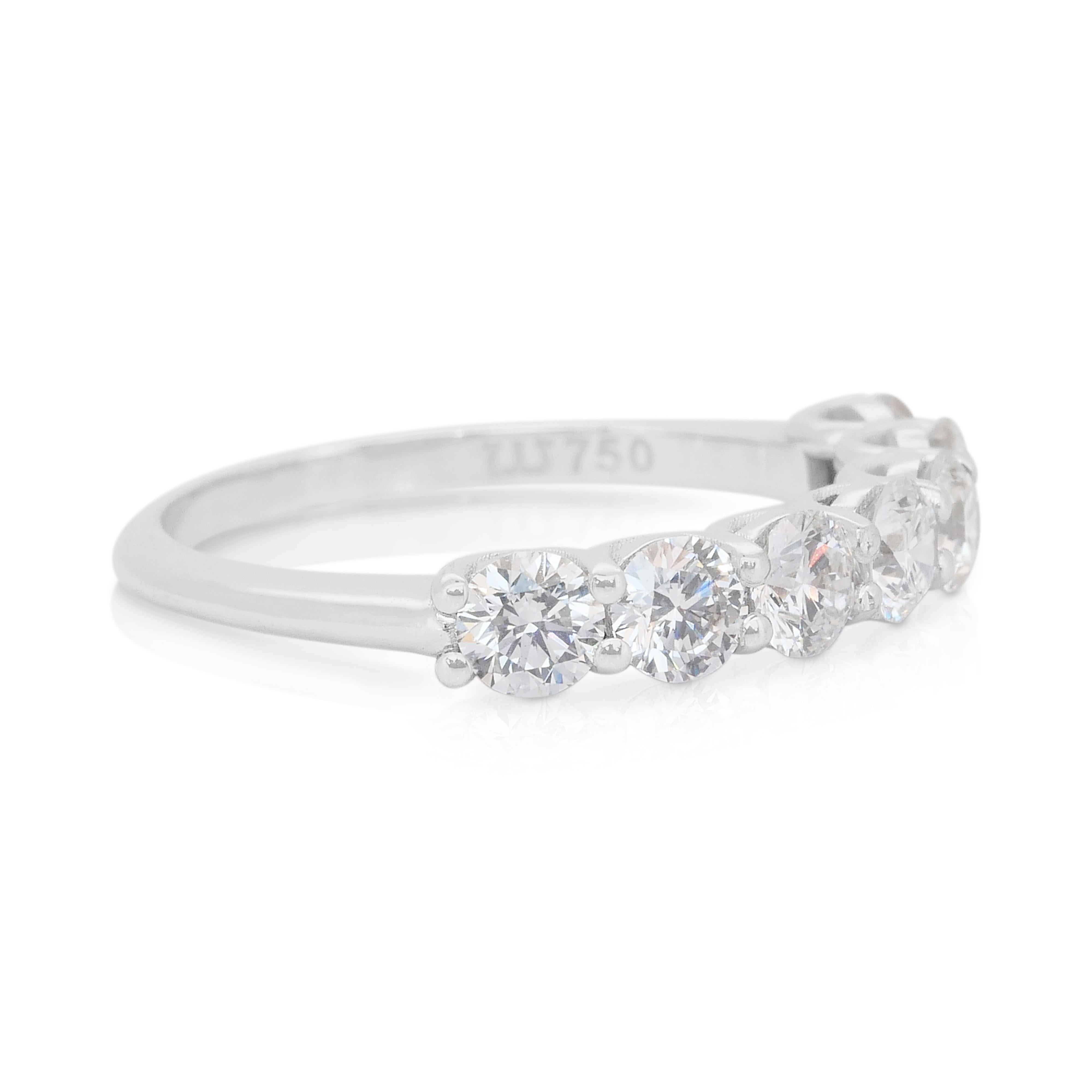 Eleganza: anello con diamanti da 1,51 carati a 7 spicchi in oro bianco 18 carati - certificato IGI

Sobrio ma innegabilmente lussuoso, questo elegante anello in oro bianco 18 carati presenta 7 splendidi diamanti rotondi per un totale di 1,51 carati.