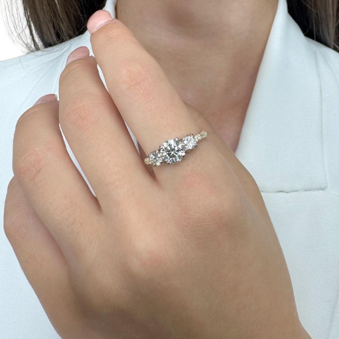 Elegant 1.55ct Diamonds 3-Stone Ring in 18k Yellow & White Gold - IGI Certified (bague à 3 pierres en or jaune et blanc 18k)

Cette enchanteresse bague à diamants bicolore mêle l'or jaune et l'or blanc 18 carats pour créer une harmonie saisissante