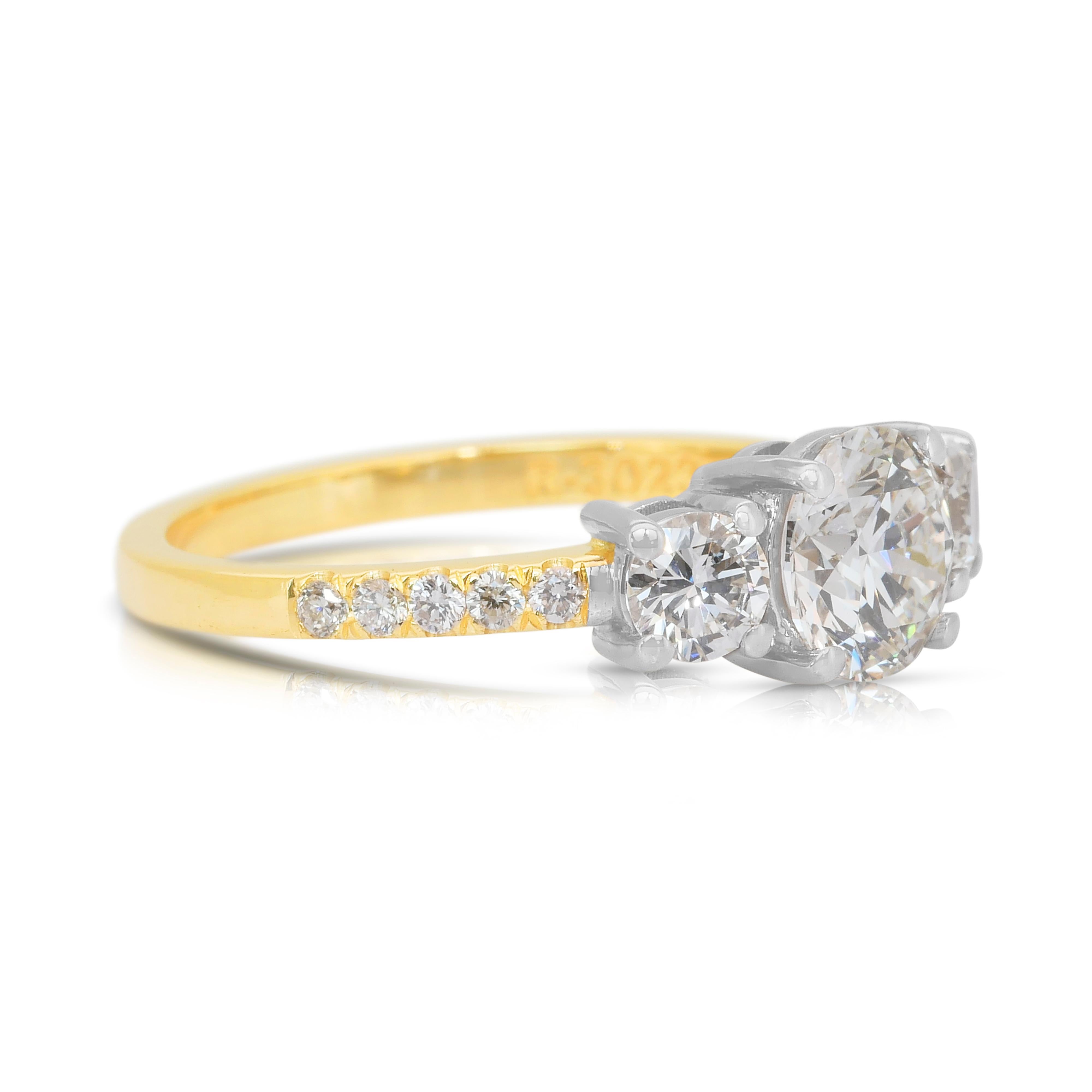 Taille ronde Elegant 1.55ct Diamonds 3-Stone Ring in 18k Yellow & White Gold - IGI Certified (bague à 3 pierres en or jaune et blanc 18k) en vente