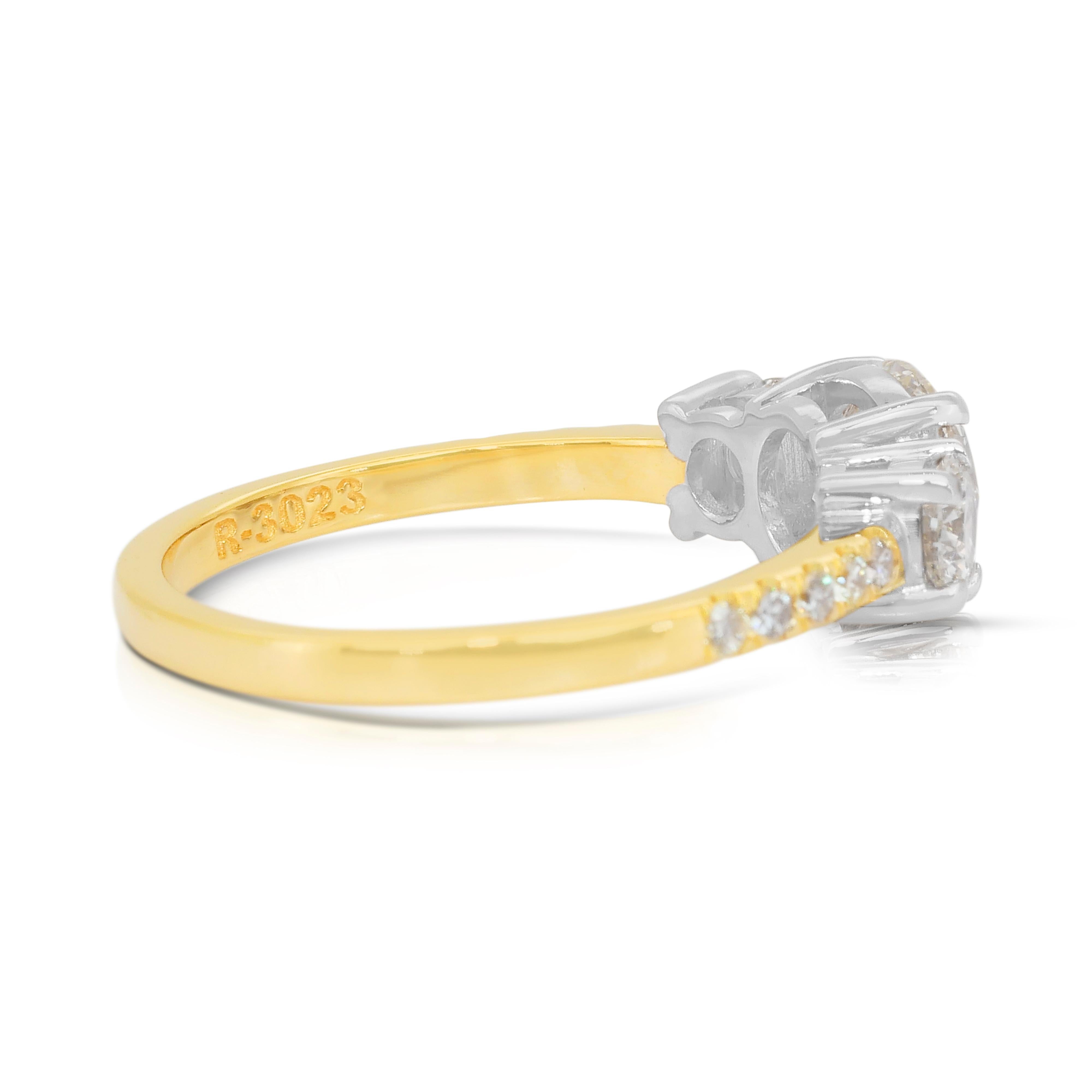 Elegant 1.55ct Diamonds 3-Stone Ring in 18k Yellow & White Gold - IGI Certified (bague à 3 pierres en or jaune et blanc 18k) Neuf - En vente à רמת גן, IL
