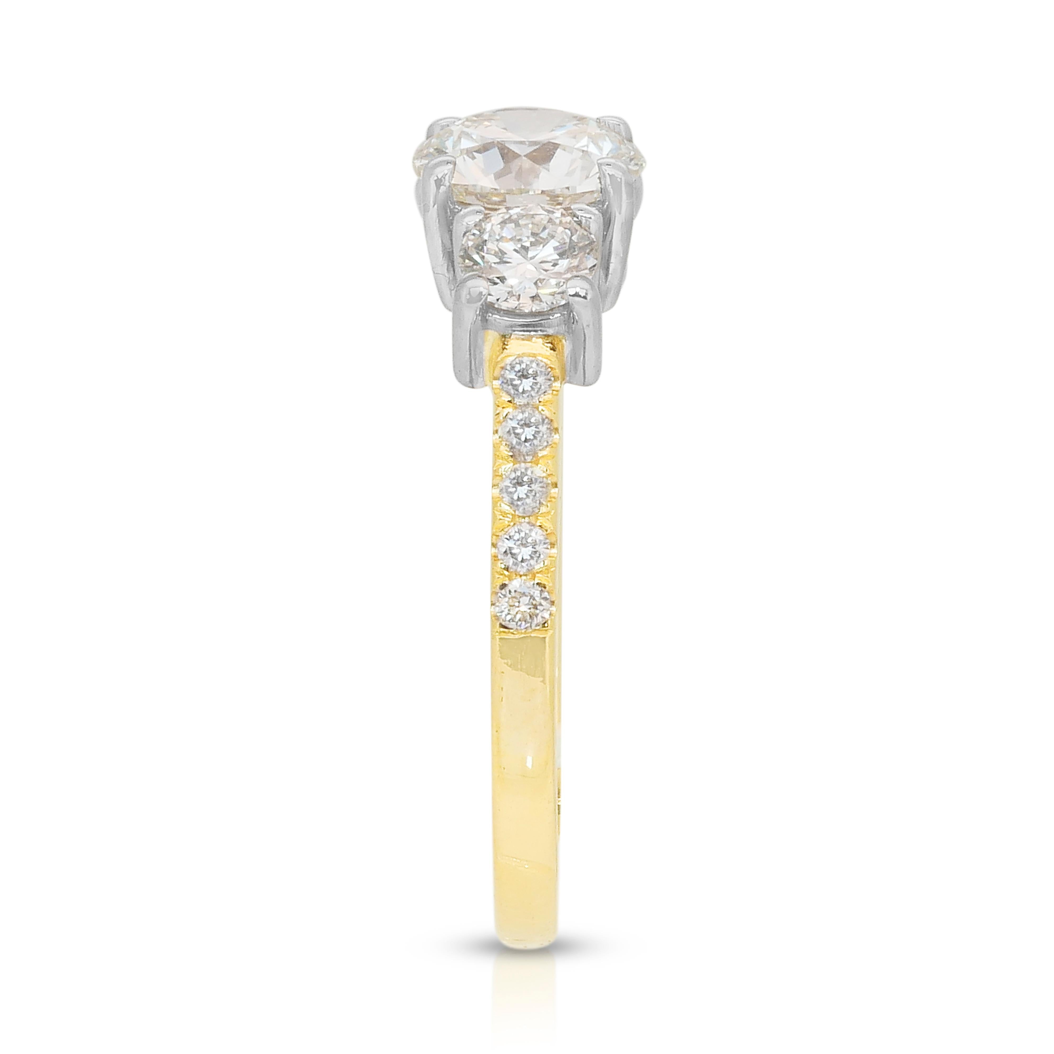Elegant 1.55ct Diamonds 3-Stone Ring in 18k Yellow & White Gold - IGI Certified (bague à 3 pierres en or jaune et blanc 18k) en vente 2