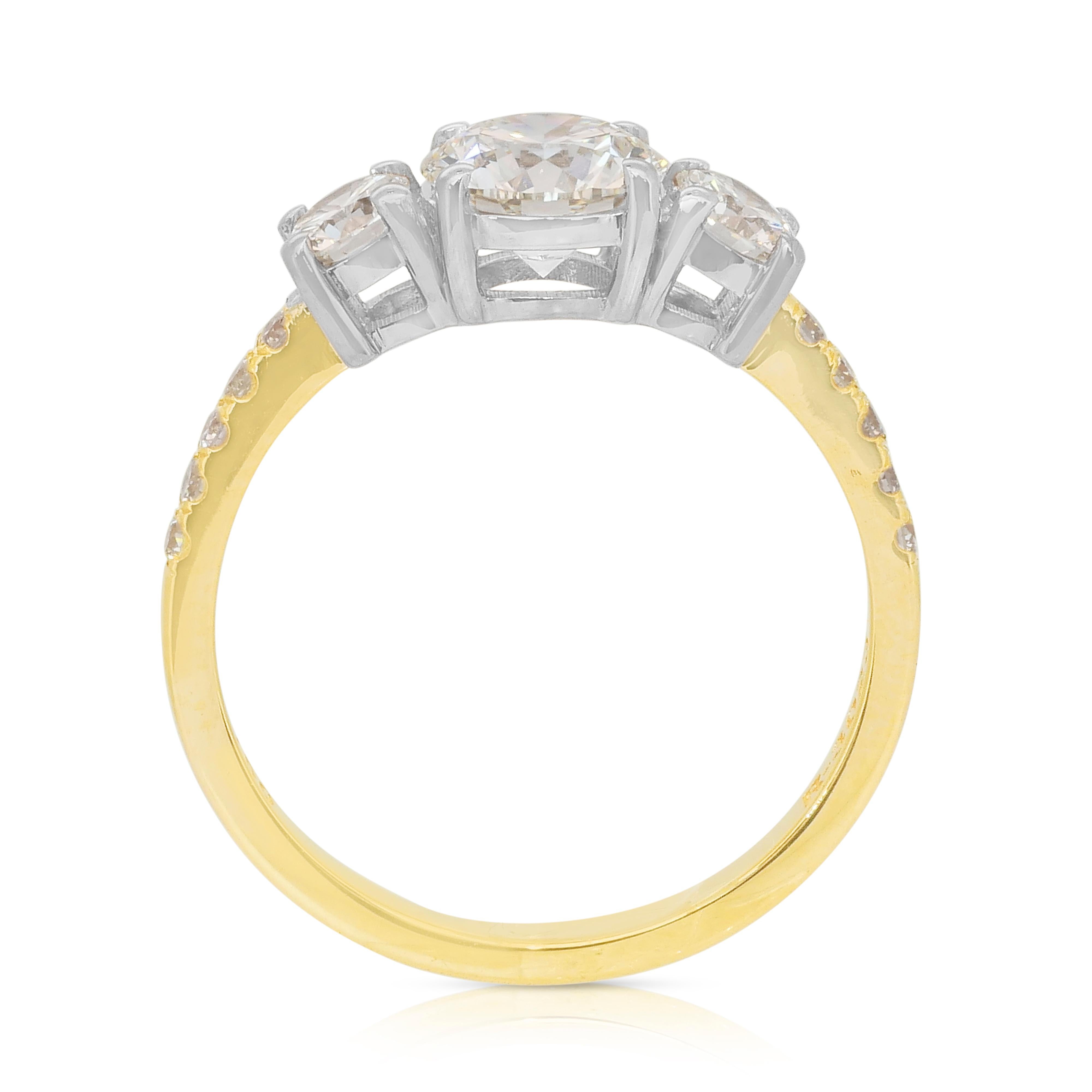 Elegant 1.55ct Diamonds 3-Stone Ring in 18k Yellow & White Gold - IGI Certified (bague à 3 pierres en or jaune et blanc 18k) en vente 4