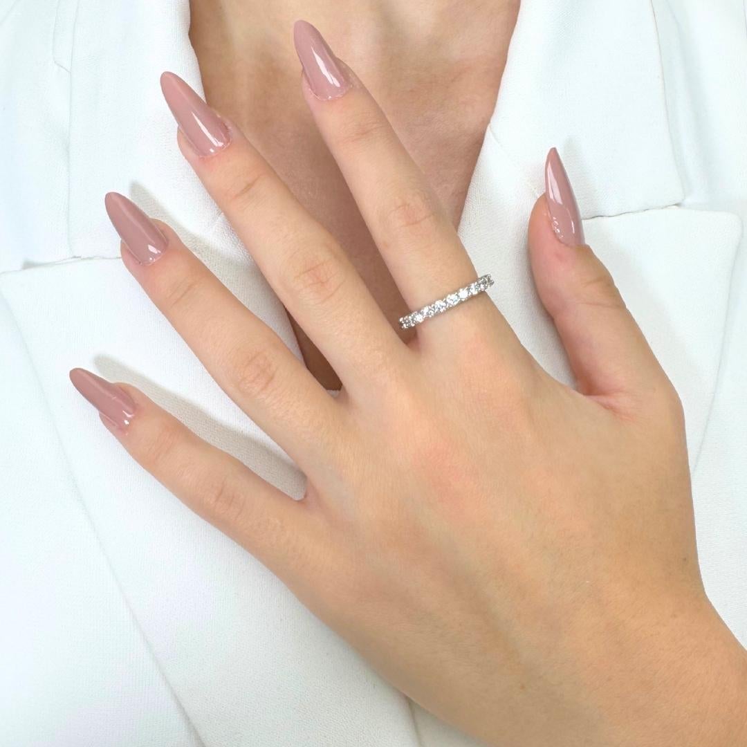 Eleganter 1,56ct Diamanten Band Ring in 18k Weißgold - IGI zertifiziert

Dieses zeitlos funkelnde, unendlich elegante Diamantband für die Ewigkeit ist aus leuchtendem 18-karätigem Weißgold gefertigt und mit 21 runden Brillanten von insgesamt 1,56