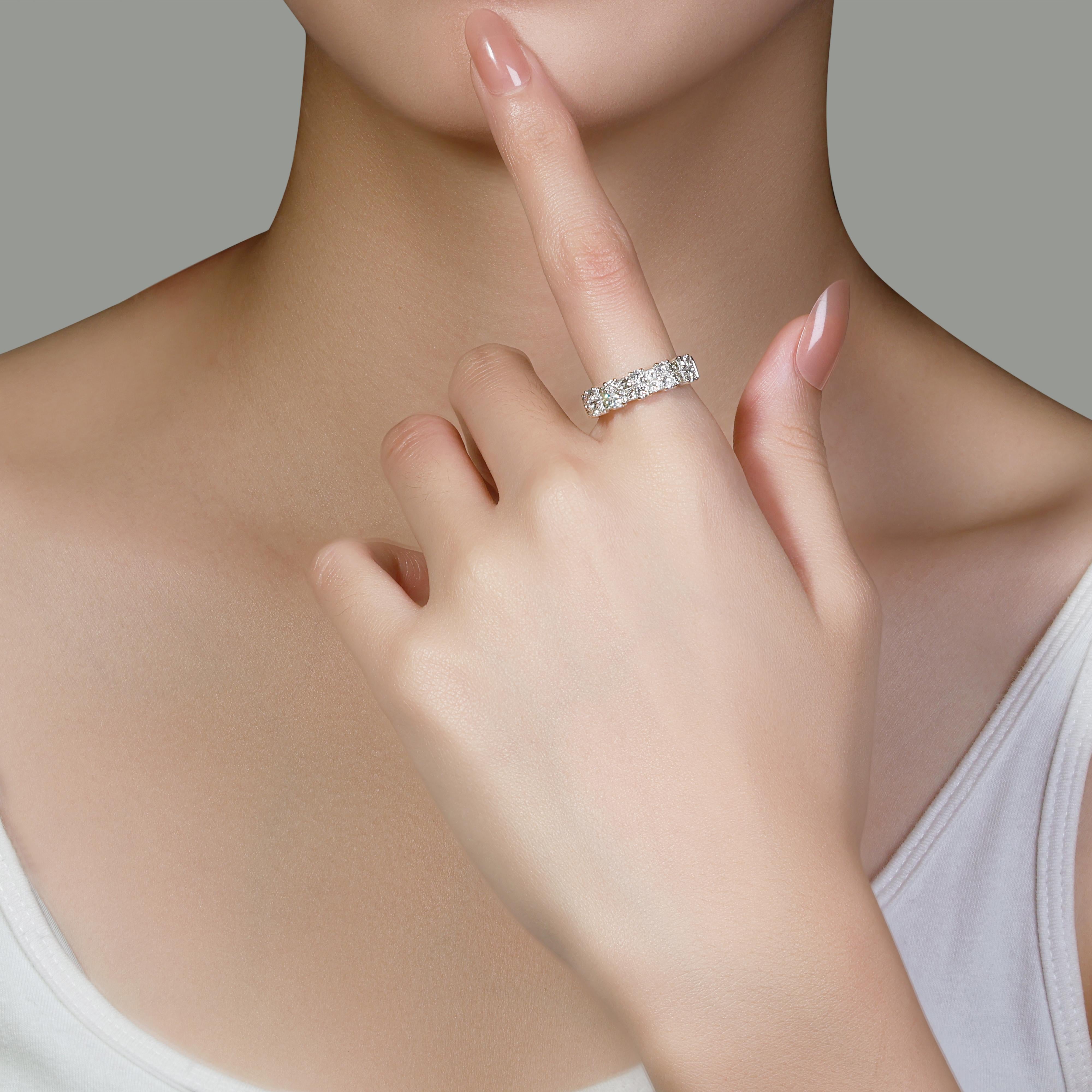 Eleganter 1,56 Karat runder Diamantring mit Brillanten im Prinzessinnenschliff aus 18 Karat zweifarbigem Gold im Angebot 3