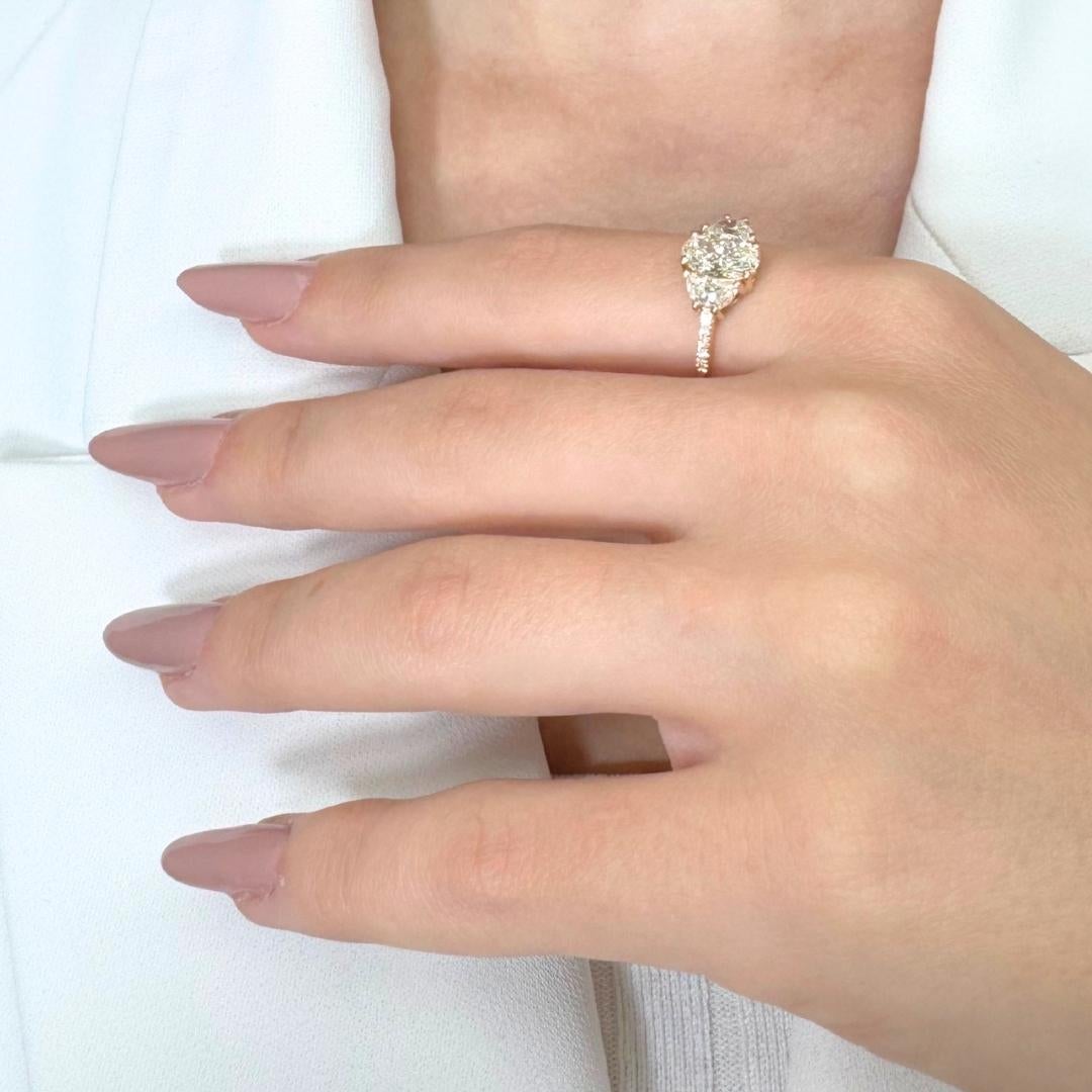 Eleganza: anello a tre pietre con 1,58 carati di diamanti in oro rosa 18 carati - certificato IGI in vendita 5