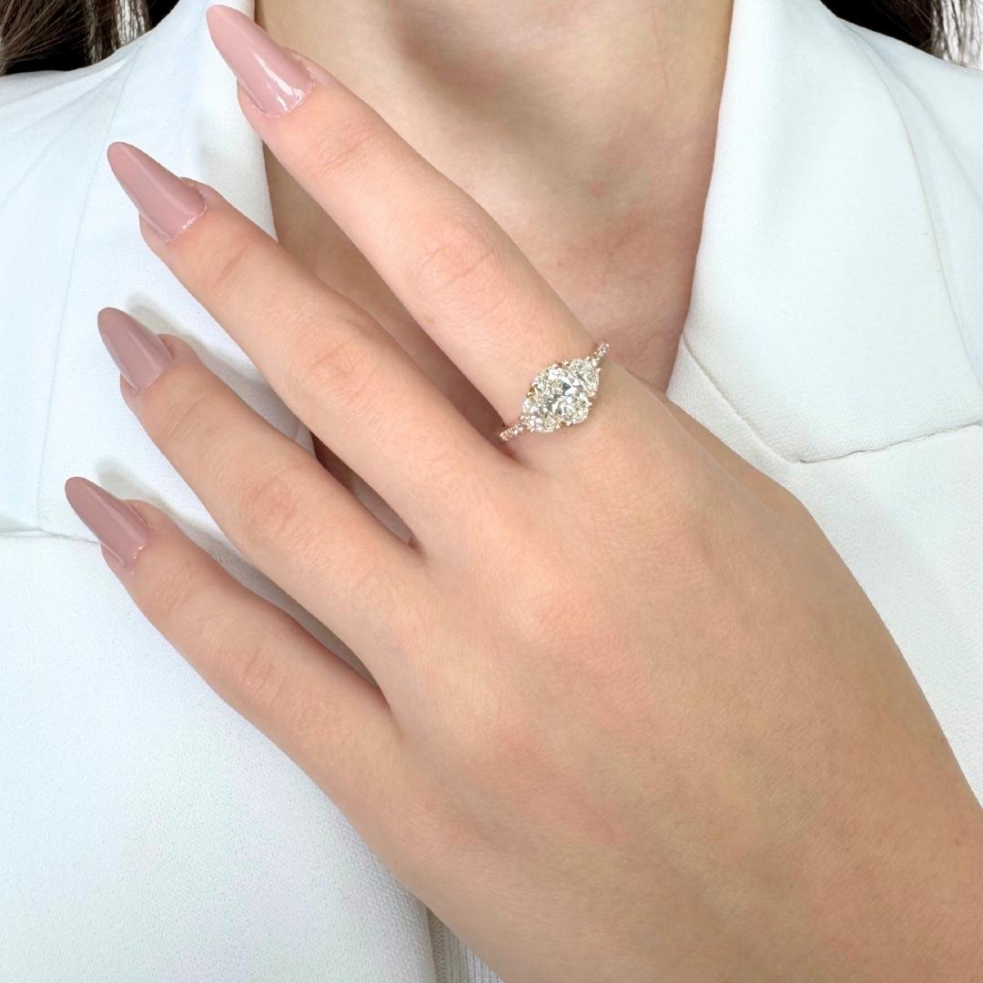 Eleganza: anello a tre pietre con 1,58 carati di diamanti in oro rosa 18 carati - certificato IGI

Morbido, femminile e splendidamente scolpito, questo anello in oro rosa 18 carati presenta un affascinante diamante ovale da 1,01 carati,